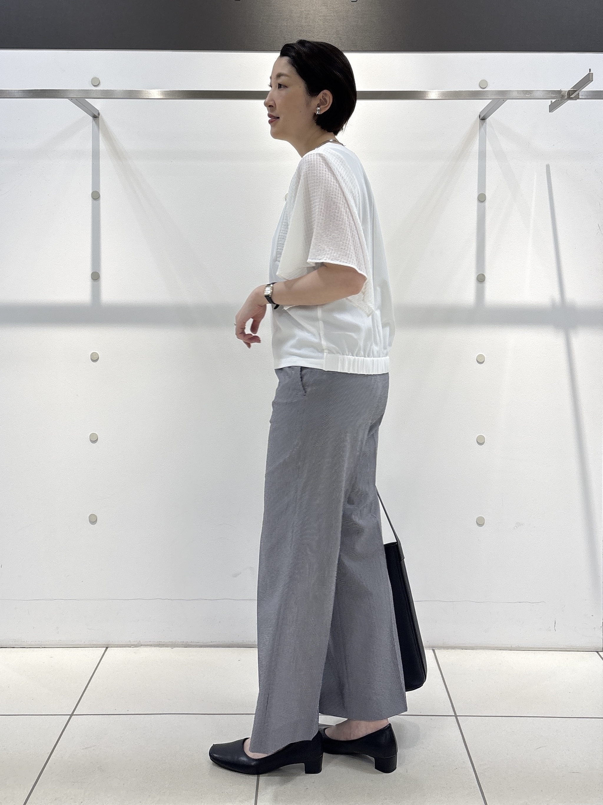 yuriさんの「INDIVI｜【洗える／UVケア／SETUP可能】サッカー素材ストレートパンツ」を使ったコーディネート