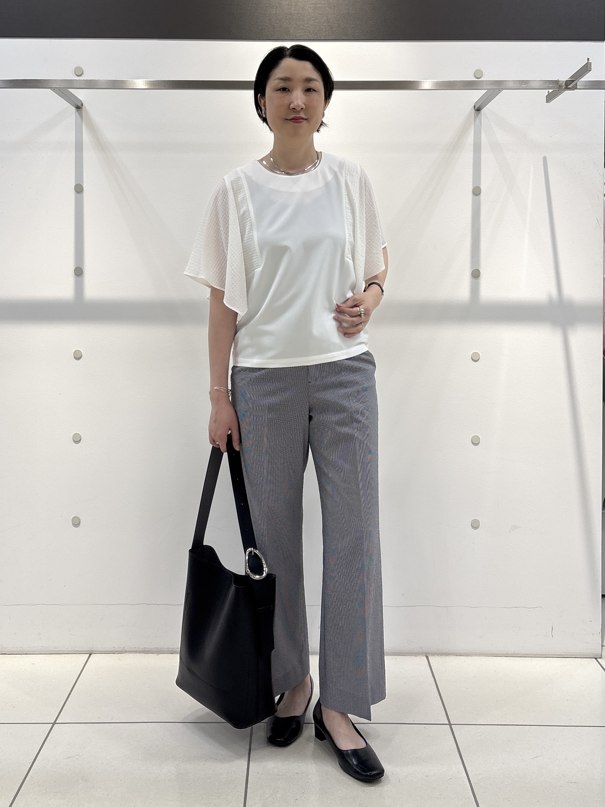 yuriさんの「INDIVI｜【洗える／UVケア／SETUP可能】サッカー素材ストレートパンツ」を使ったコーディネート
