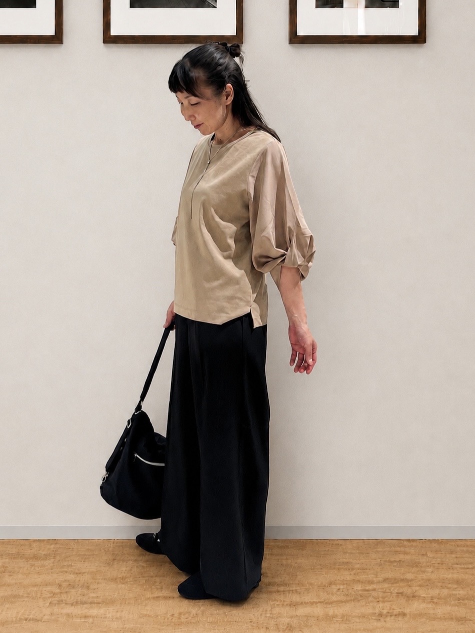 まつみさんの「SHOO･LA･RUE｜Tシャツ以上ブラウス未満 ツイストスリーブの上品トップス」を使ったコーディネート