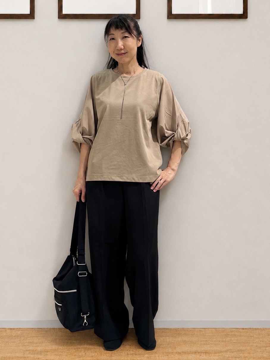 まつみさんの「SHOO･LA･RUE｜Tシャツ以上ブラウス未満 ツイストスリーブの上品トップス」を使ったコーディネート