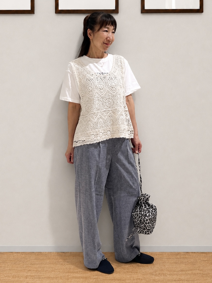 まつみさんの「SHOO･LA･RUE｜【2点セット/体型カバー】クロシェ編みベスト+ロゴT」を使ったコーディネート
