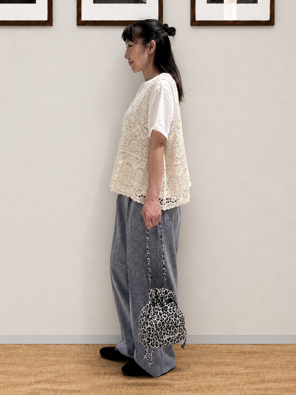 まつみさんの「SHOO･LA･RUE｜【2点セット/体型カバー】クロシェ編みベスト+ロゴT」を使ったコーディネート