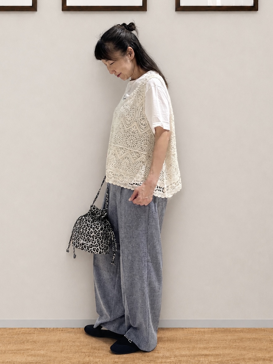 まつみさんの「SHOO･LA･RUE｜【2点セット/体型カバー】クロシェ編みベスト+ロゴT」を使ったコーディネート