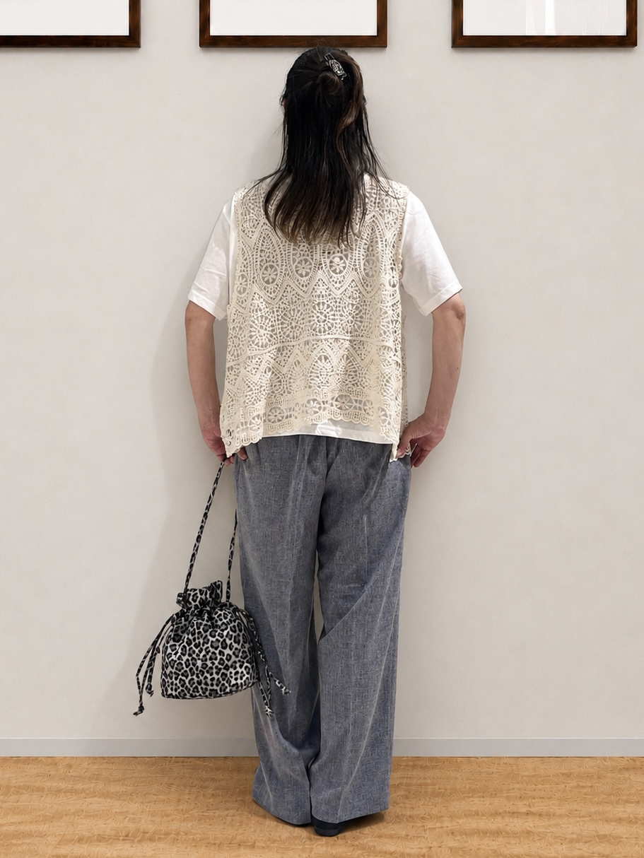 まつみさんの「SHOO･LA･RUE｜【2点セット/体型カバー】クロシェ編みベスト+ロゴT」を使ったコーディネート