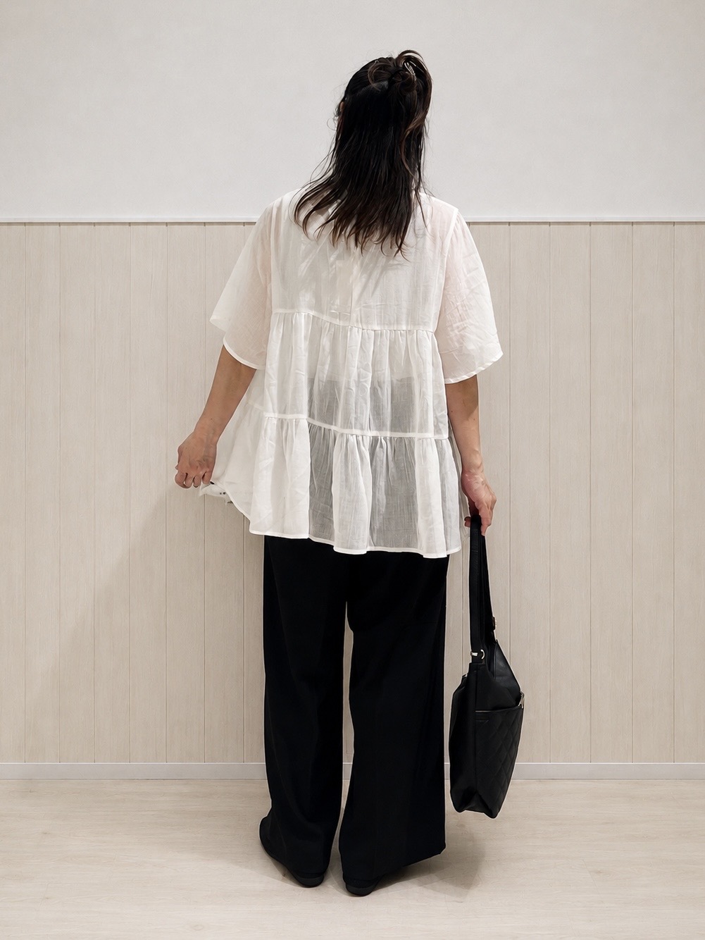 まつみさんの「SHOO･LA･RUE｜【洗濯機可/S-LL】インせず着られる シアー素材が上品なティアードブラウス」を使ったコーディネート