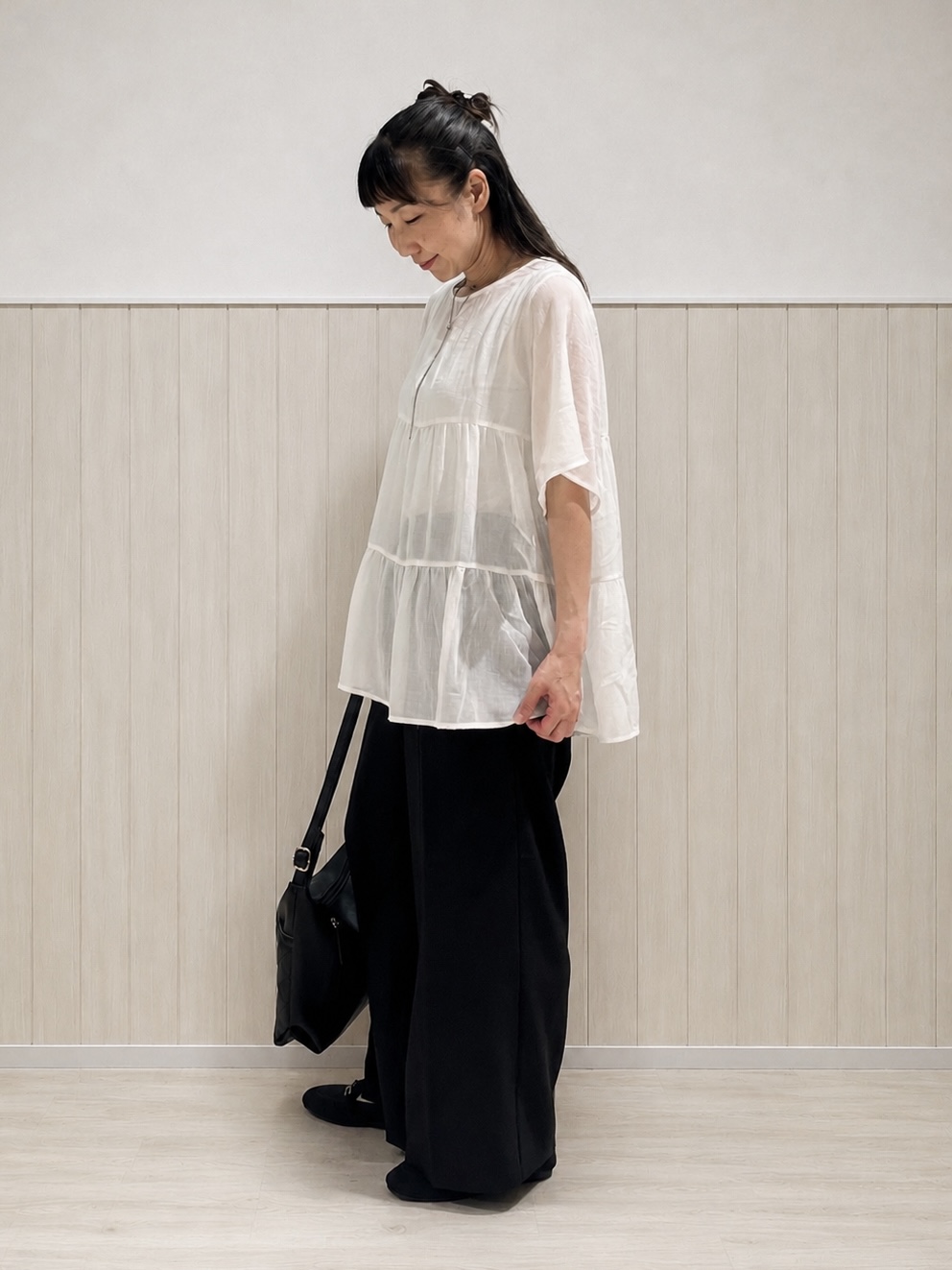 まつみさんの「SHOO･LA･RUE｜【洗濯機可/S-LL】インせず着られる シアー素材が上品なティアードブラウス」を使ったコーディネート