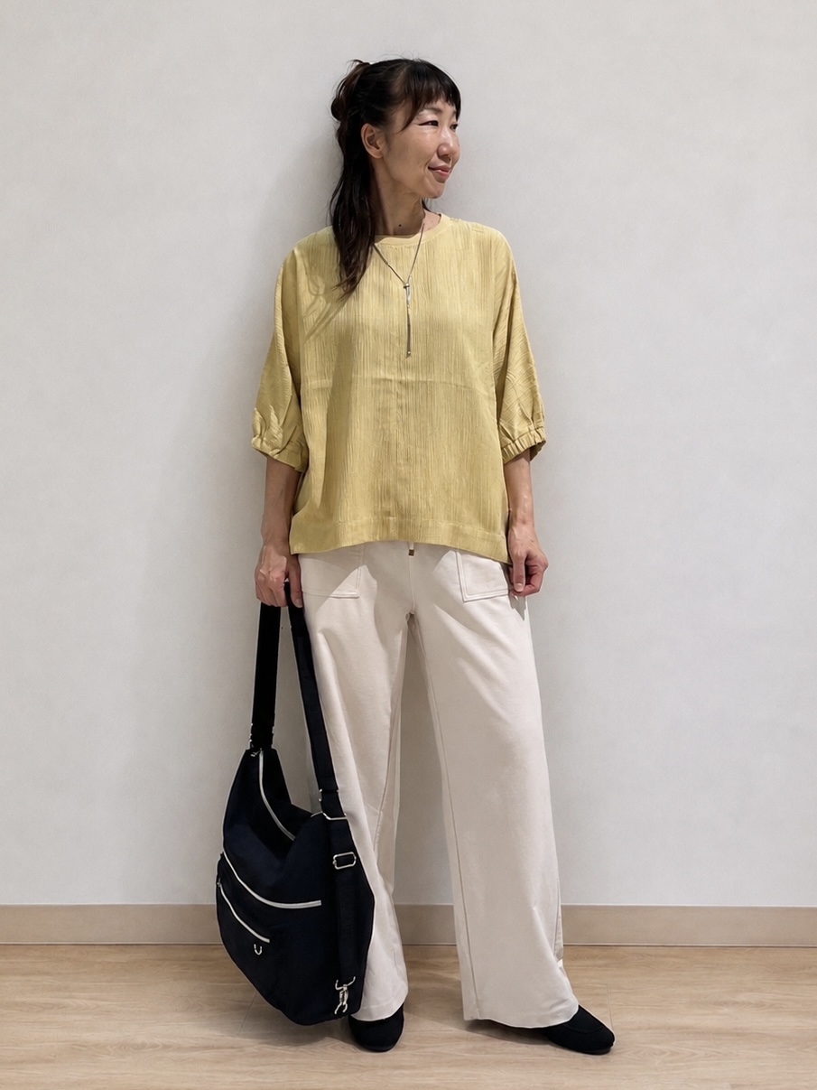 まつみさんの「SHOO･LA･RUE｜【インせず着られる/洗濯後しわになりにくい】しぼしぼドルマンブラウス」を使ったコーディネート
