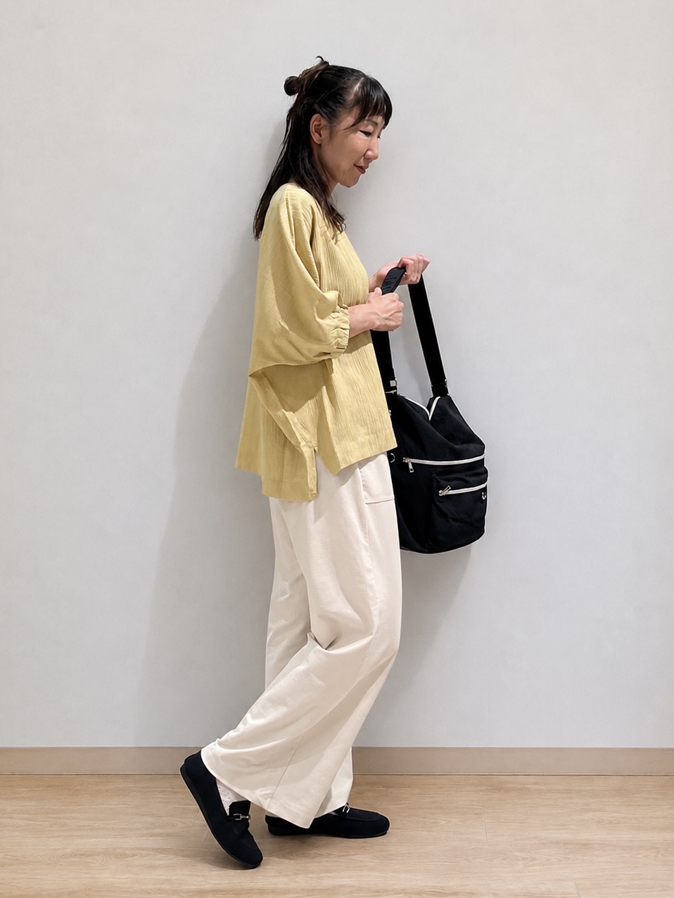まつみさんの「SHOO･LA･RUE｜【インせず着られる/洗濯後しわになりにくい】しぼしぼドルマンブラウス」を使ったコーディネート