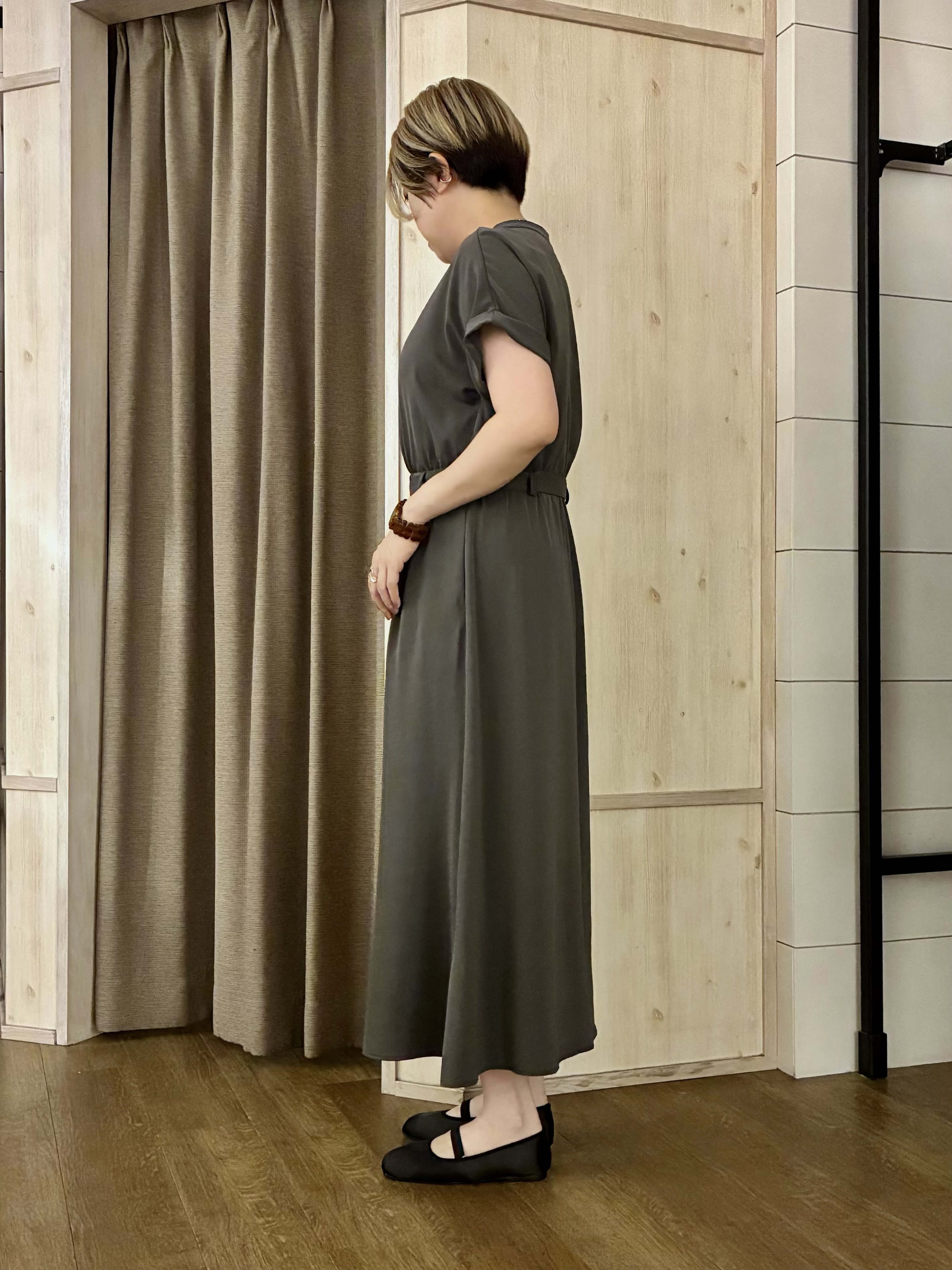aiさんの「THE SHOP TK｜【M-XL/ひんやり/遮熱】やみつきになる とろみスキッパーワンピース」を使ったコーディネート