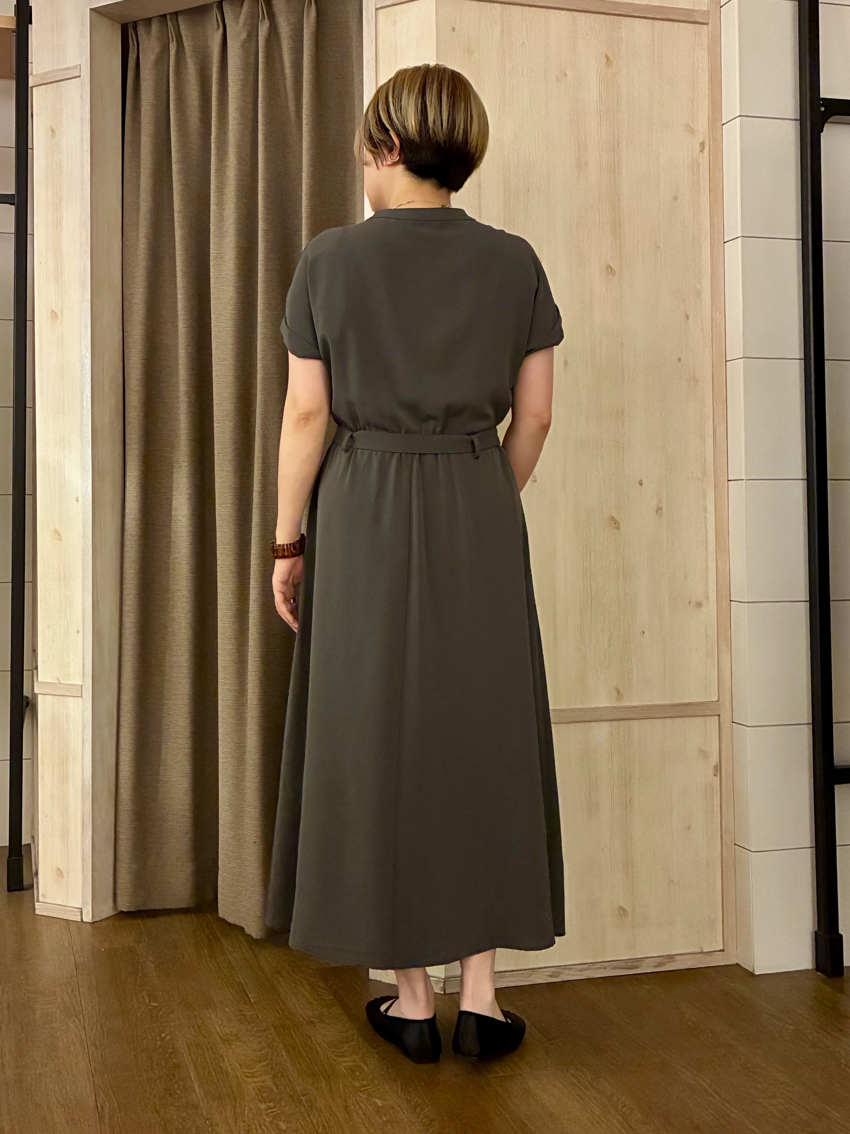 aiさんの「THE SHOP TK｜【M-XL/ひんやり/遮熱】やみつきになる とろみスキッパーワンピース」を使ったコーディネート