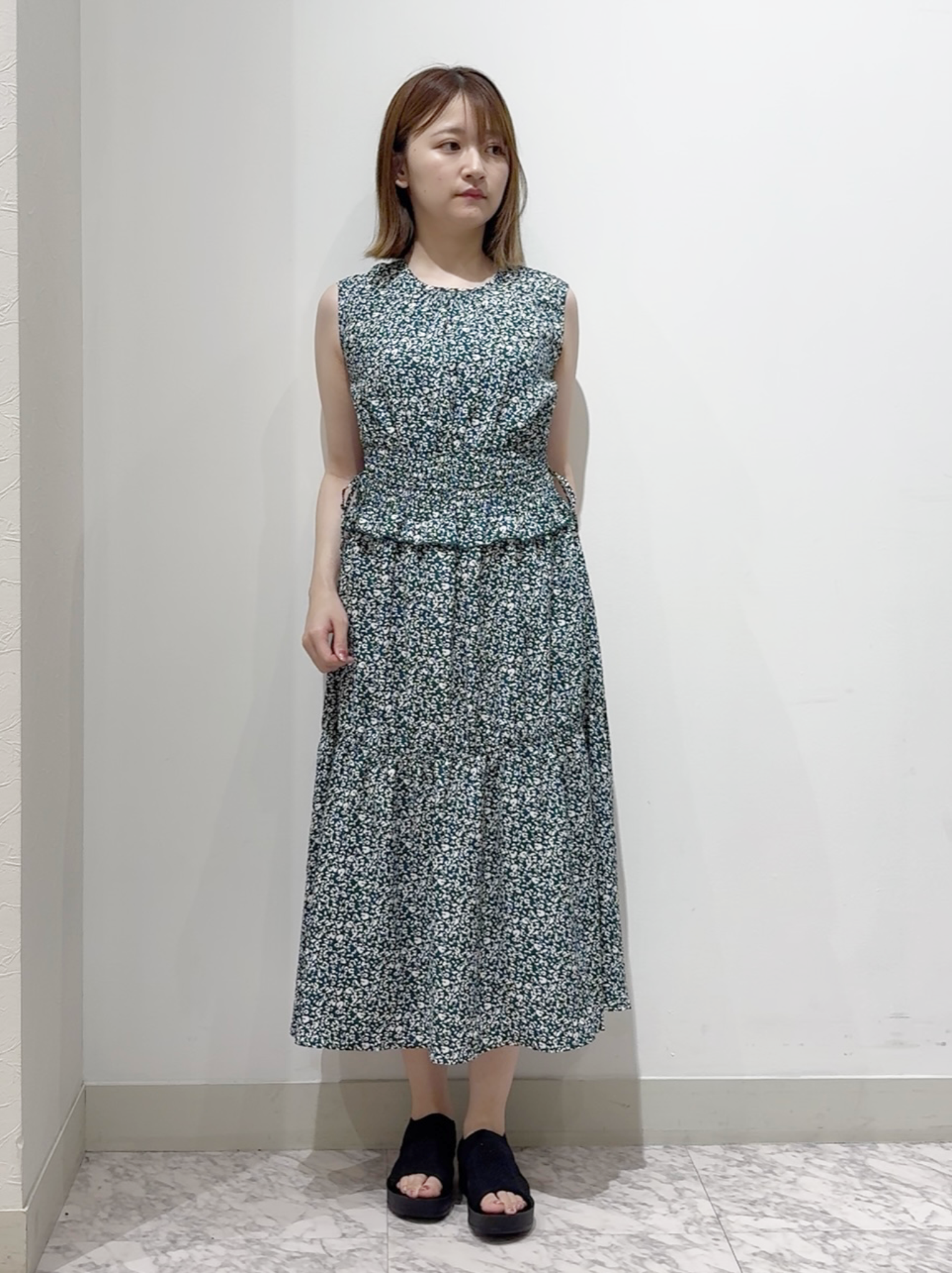 しかっちさんの「grove｜【低身長さんも選べる着丈・洗濯機◎】花柄ウエストシャーリングワンピース」を使ったコーディネート