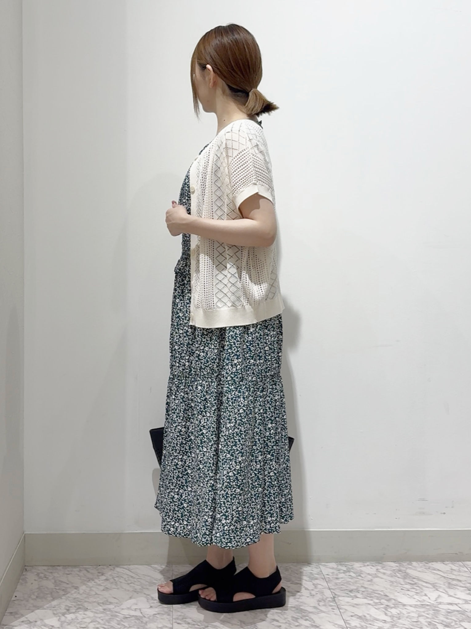 しかっちさんの「grove｜【低身長さんも選べる着丈・洗濯機◎】花柄ウエストシャーリングワンピース」を使ったコーディネート