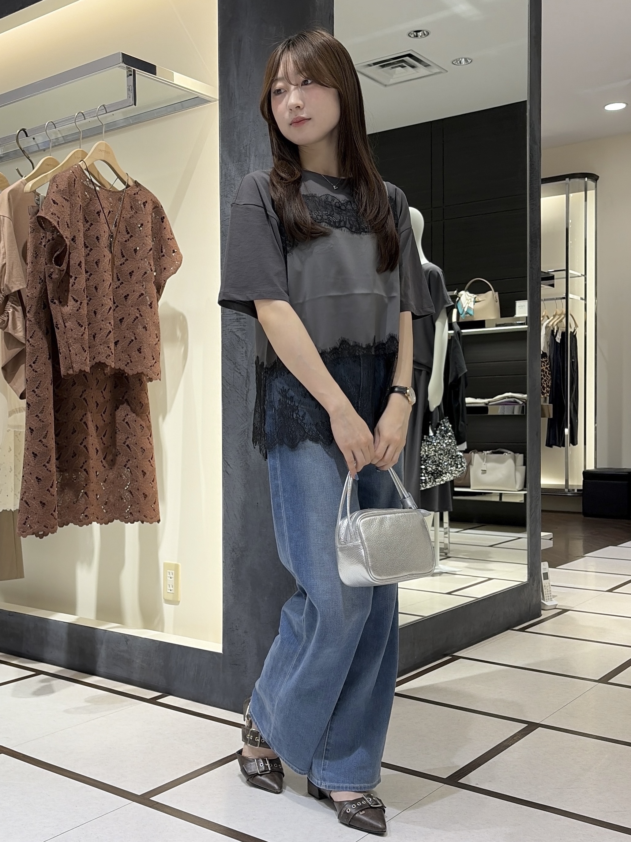岡田美詩さんの「UNTITLED｜【1枚でもセットでも】レースキャミ付きプルオーバー」を使ったコーディネート