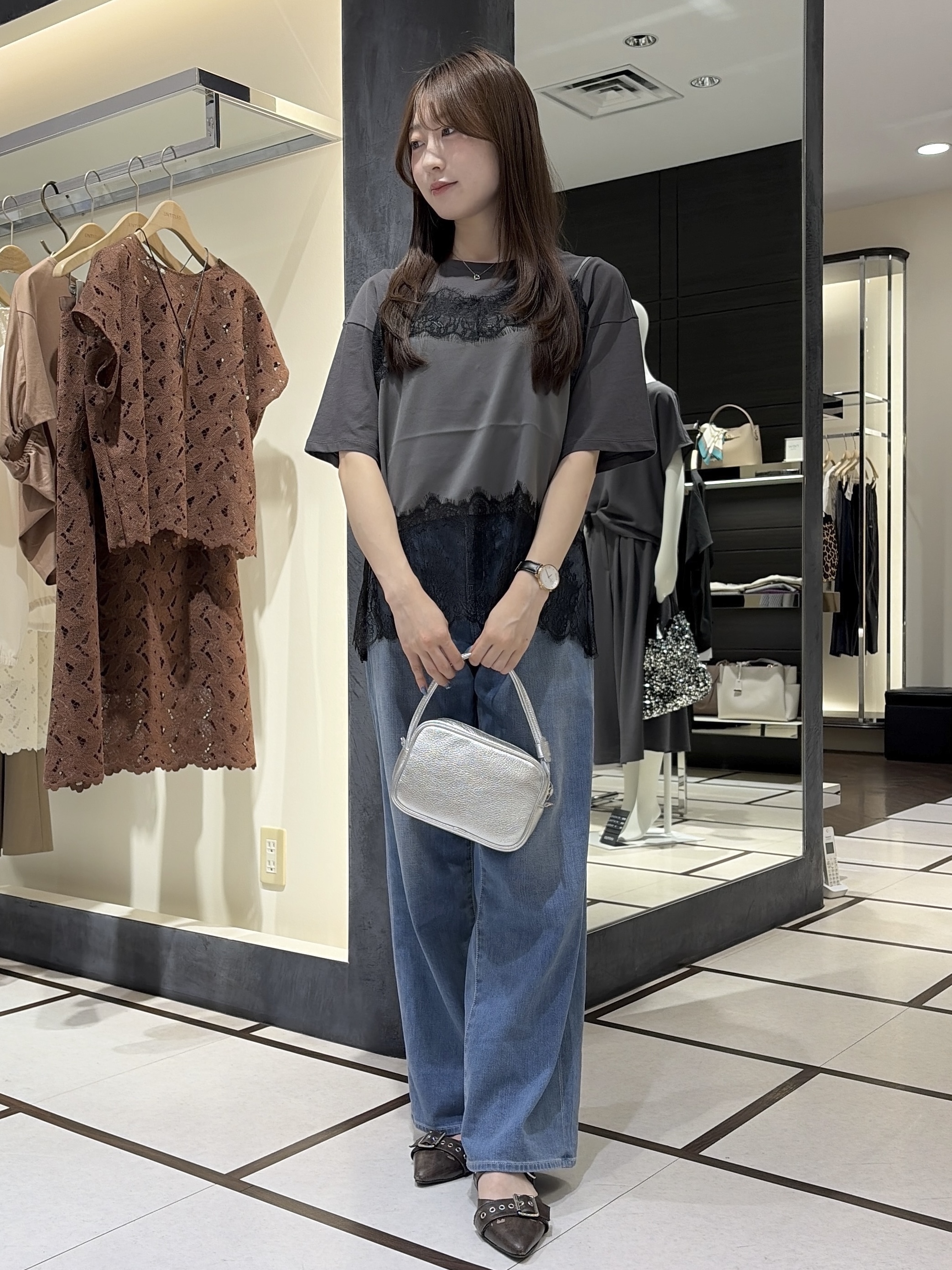 岡田美詩さんの「UNTITLED｜【1枚でもセットでも】レースキャミ付きプルオーバー」を使ったコーディネート