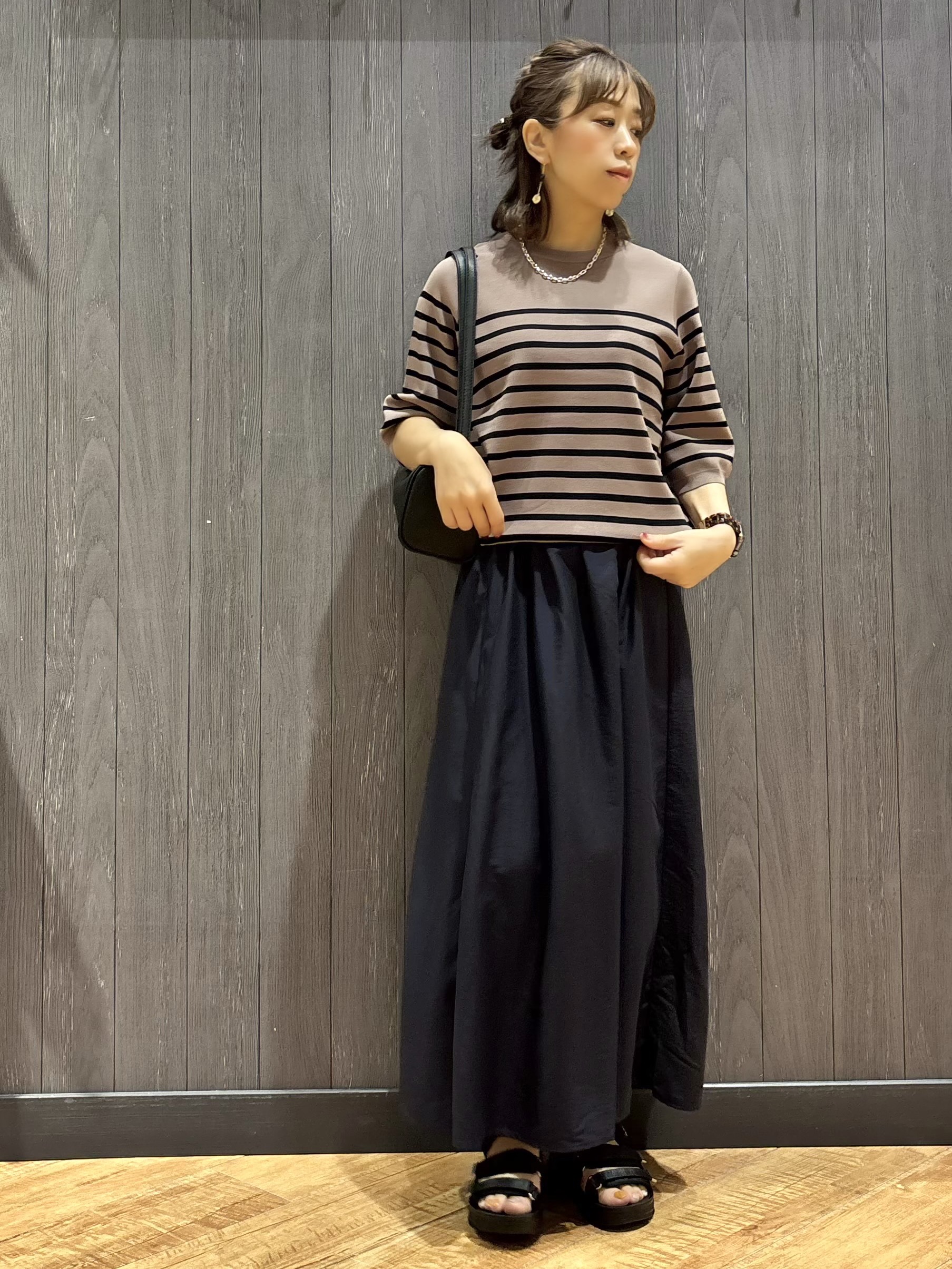 meiさんの「SHOO･LA･RUE｜【ガンガン洗える/ひんやり/UV/毛玉になりにくい】上半身すっきり 二の腕見せない5分袖ニット」を使ったコーディネート