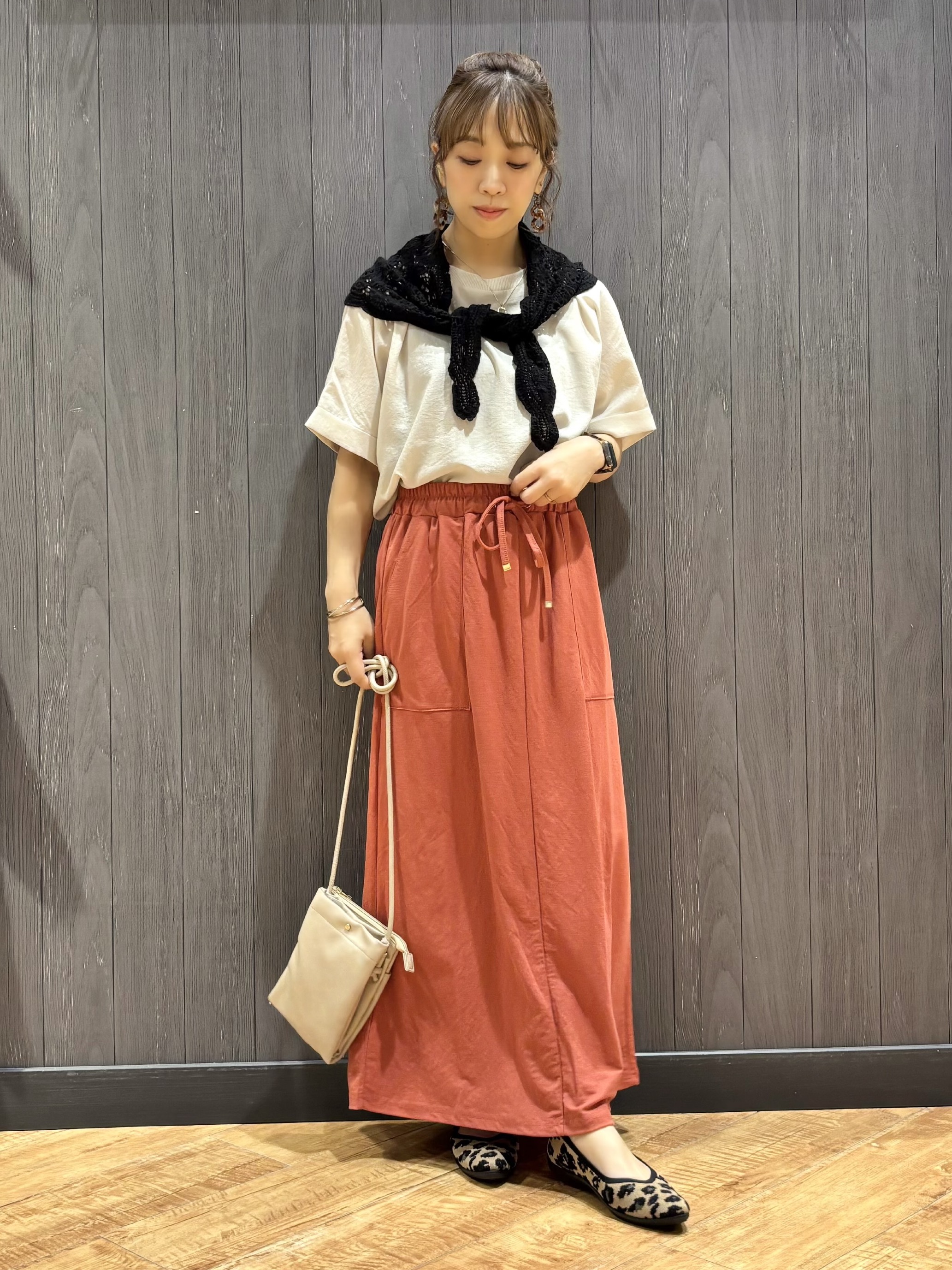 meiさんの「SHOO･LA･RUE｜【着丈選べる/ひんやり/体型カバー】洗濯後しわになりにくい さらっと快適ドルマントップス」を使ったコーディネート