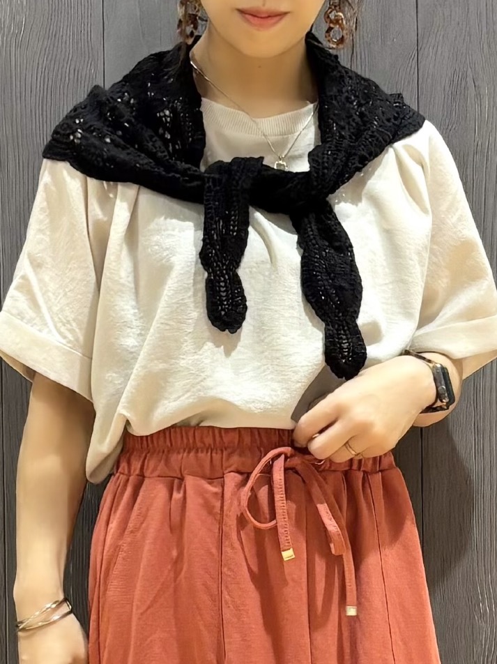 meiさんの「SHOO･LA･RUE｜【着丈選べる/ひんやり/体型カバー】洗濯後しわになりにくい さらっと快適ドルマントップス」を使ったコーディネート