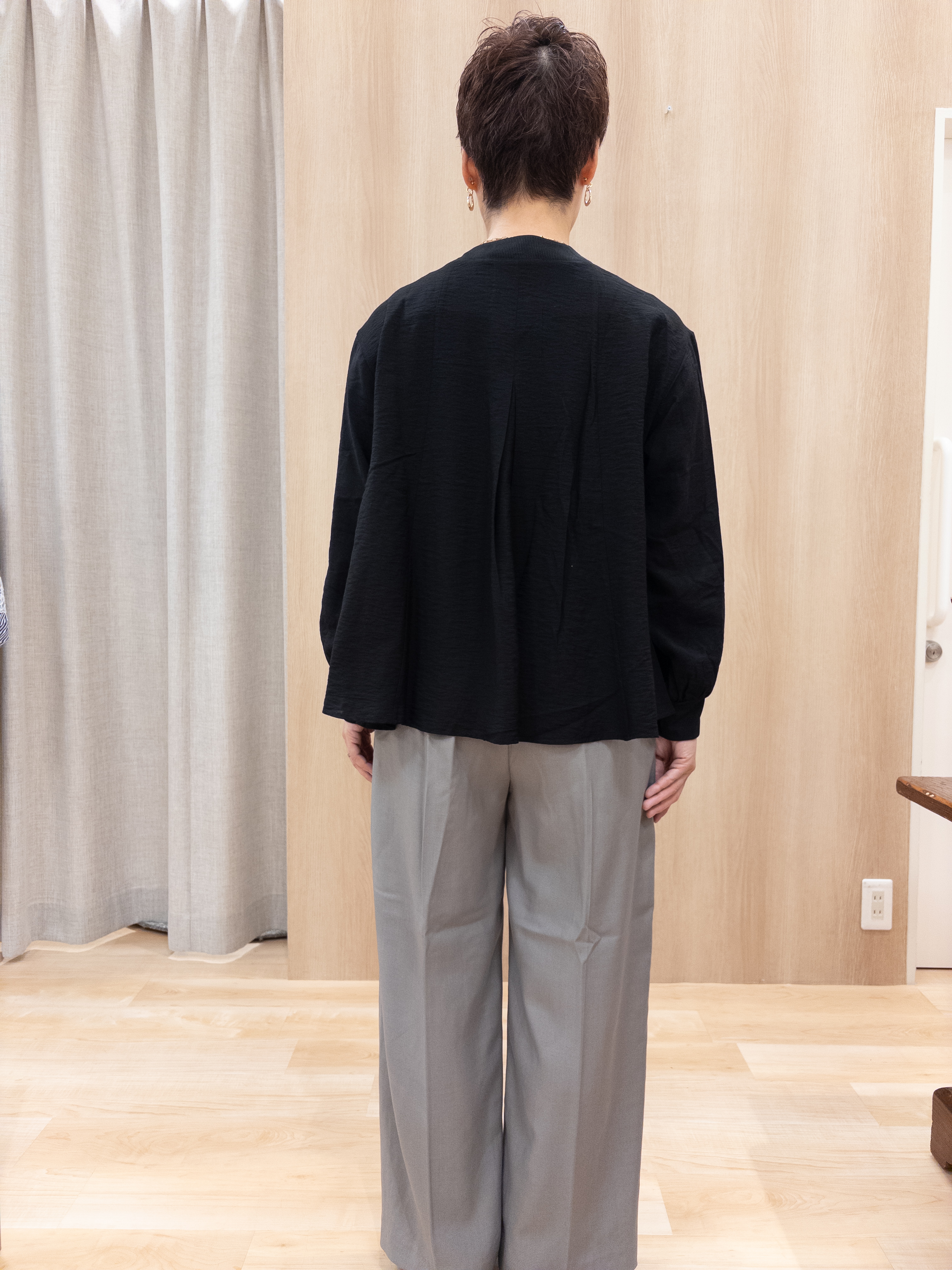 シュウコさんの「grove｜シアーシャツカーディガン」を使ったコーディネート