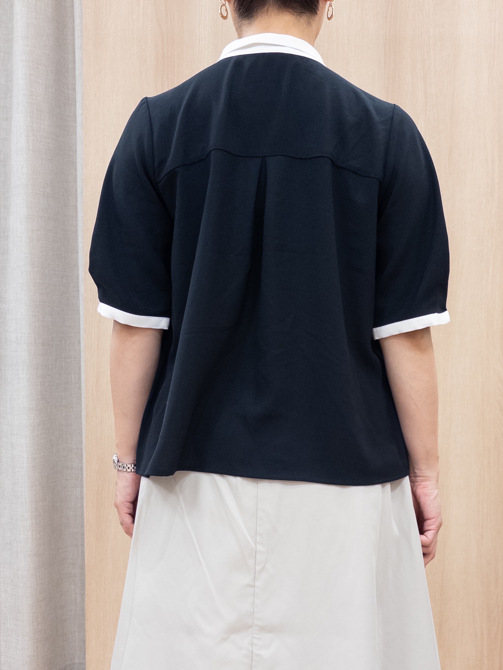 シュウコさんの「grove｜【洗濯機OK/シワになりにくい】1枚で華やぐ配色ボウタイブラウス」を使ったコーディネート