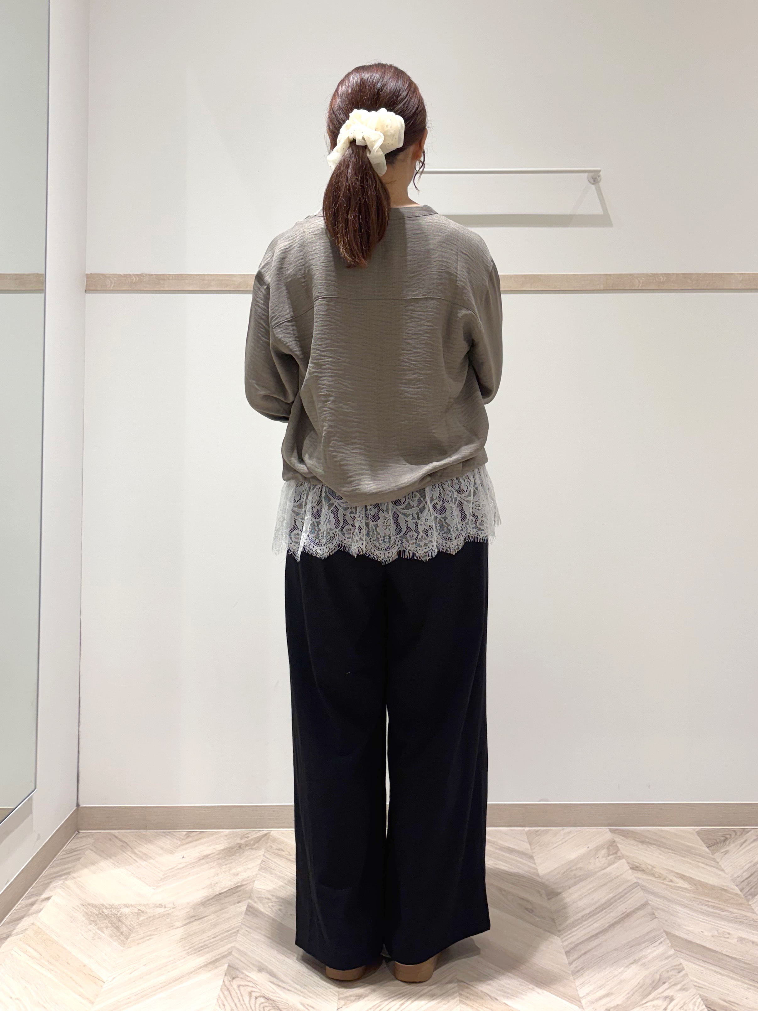donpiさんの「SHOO･LA･RUE｜【S-LL】裾レースで女性らしさをプラス レイヤード風 タックスキッパーブラウス」を使ったコーディネート