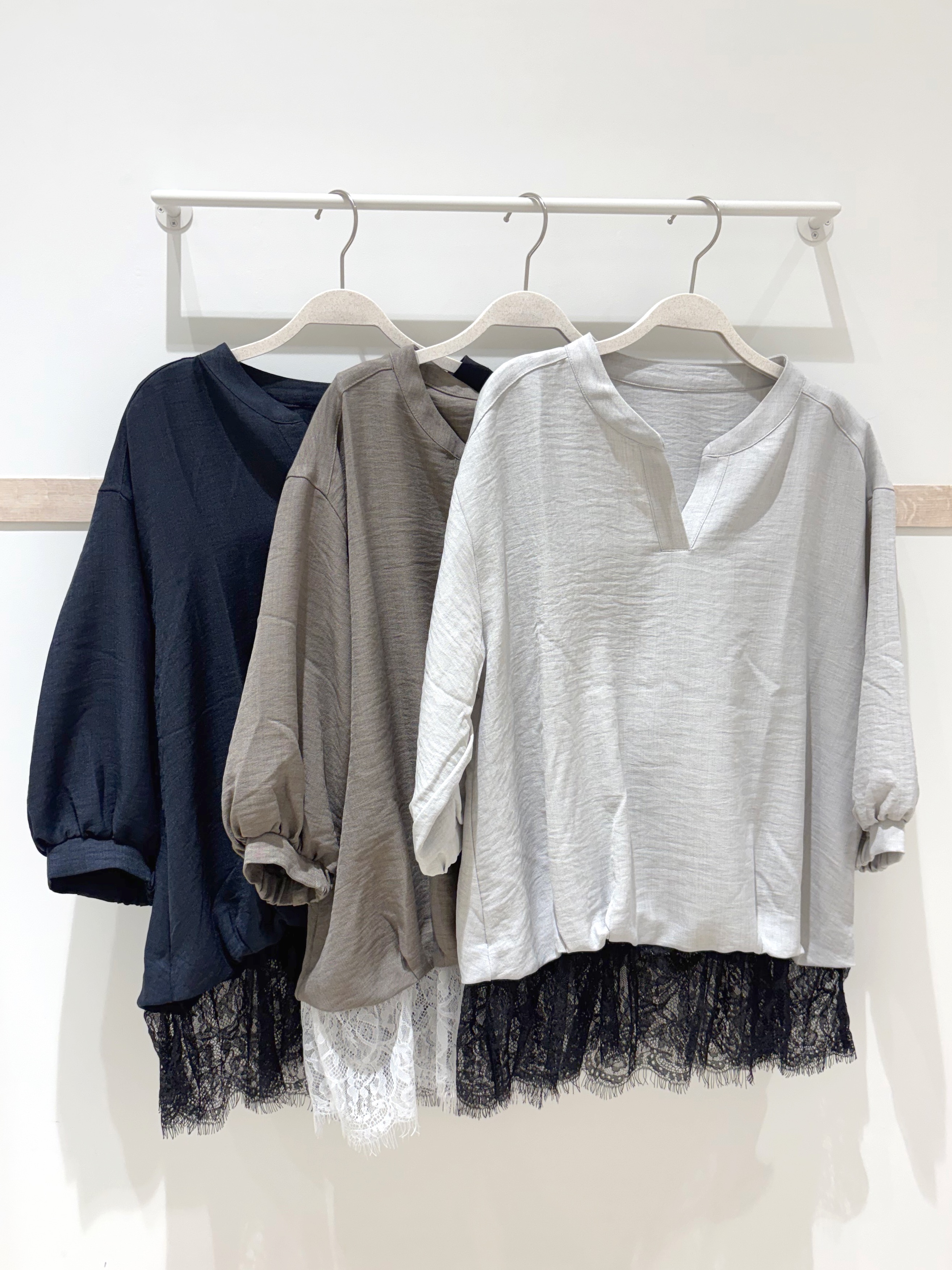 donpiさんの「SHOO･LA･RUE｜【S-LL】裾レースで女性らしさをプラス レイヤード風 タックスキッパーブラウス」を使ったコーディネート