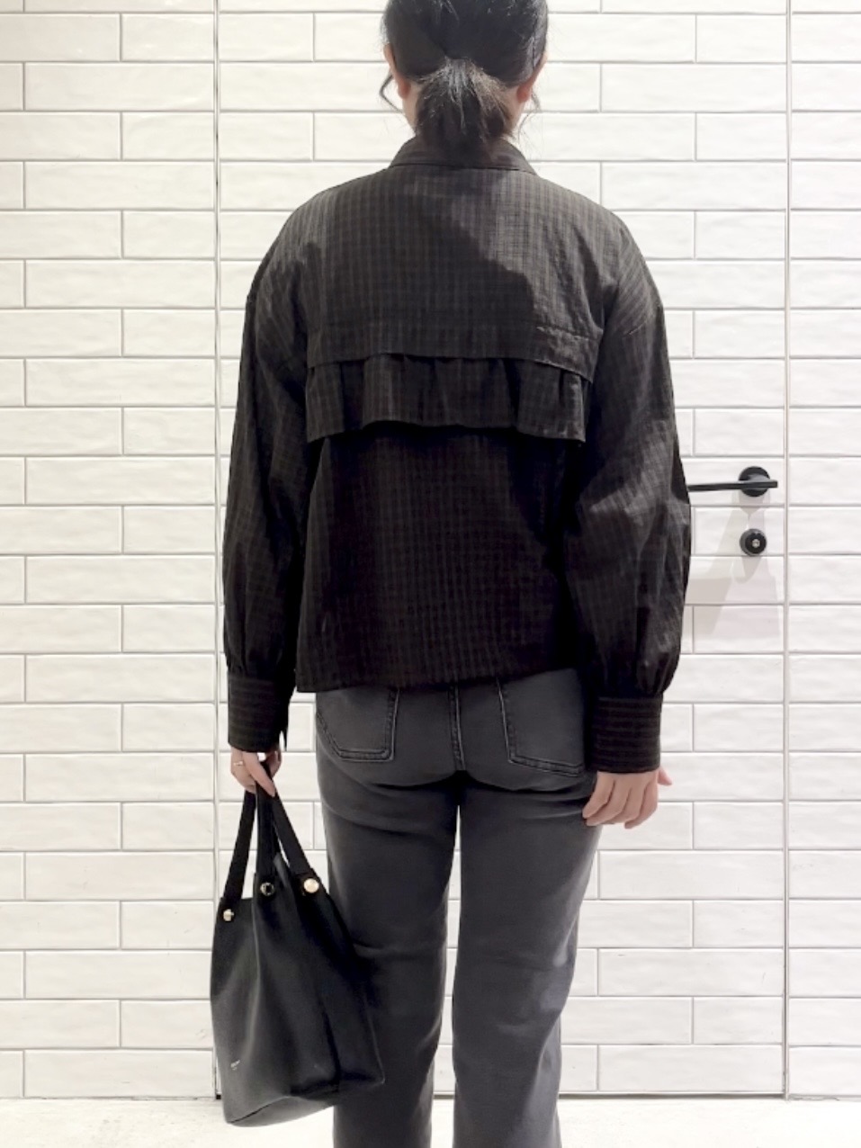 しおりさんの「OPAQUE.CLIP｜シアーチェック フロントフリルショートシャツ【洗濯機OK】」を使ったコーディネート