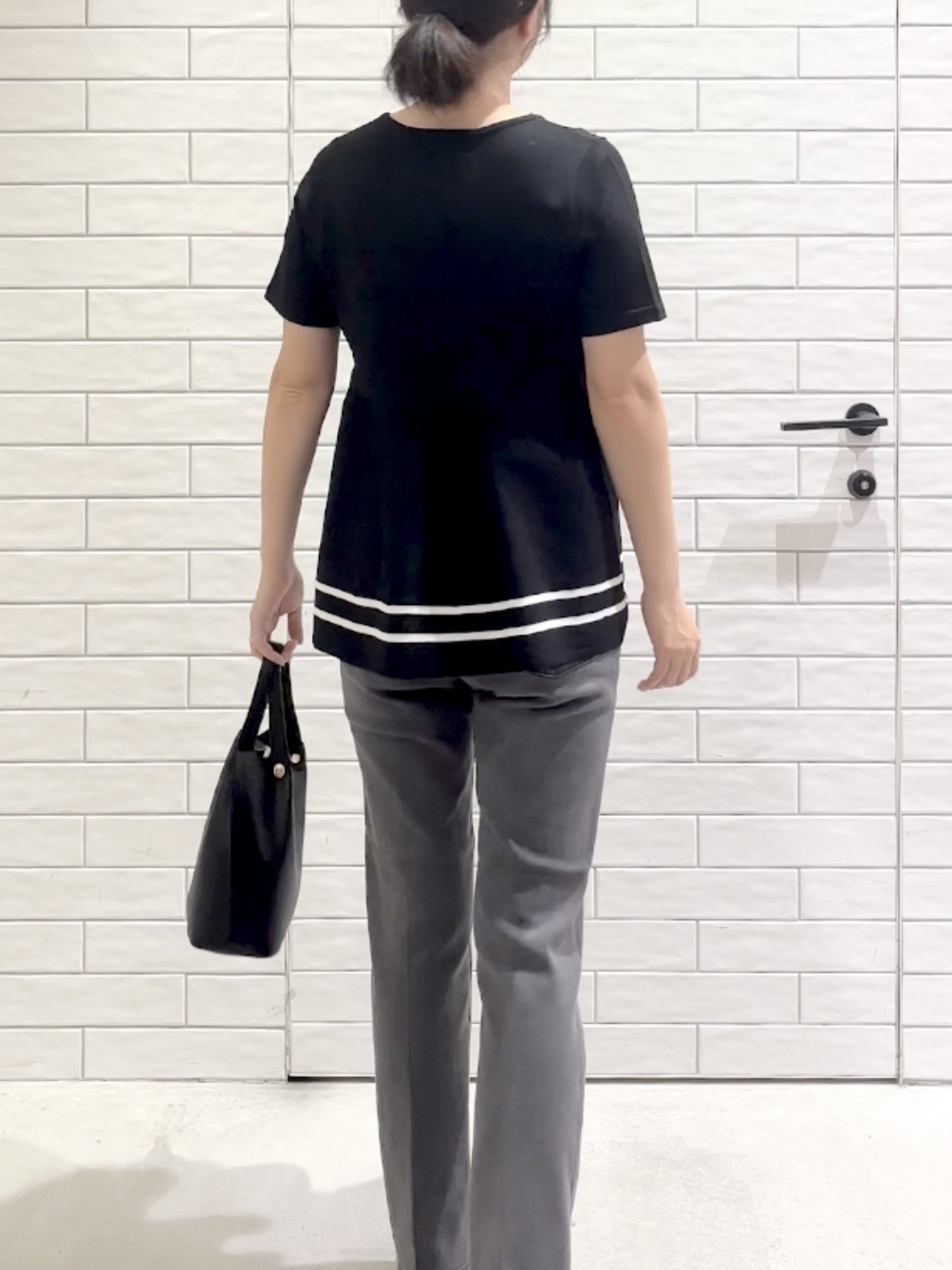 しおりさんの「OPAQUE.CLIP｜【UVケア】裾ラインペプラムニット《洗濯機OK》」を使ったコーディネート