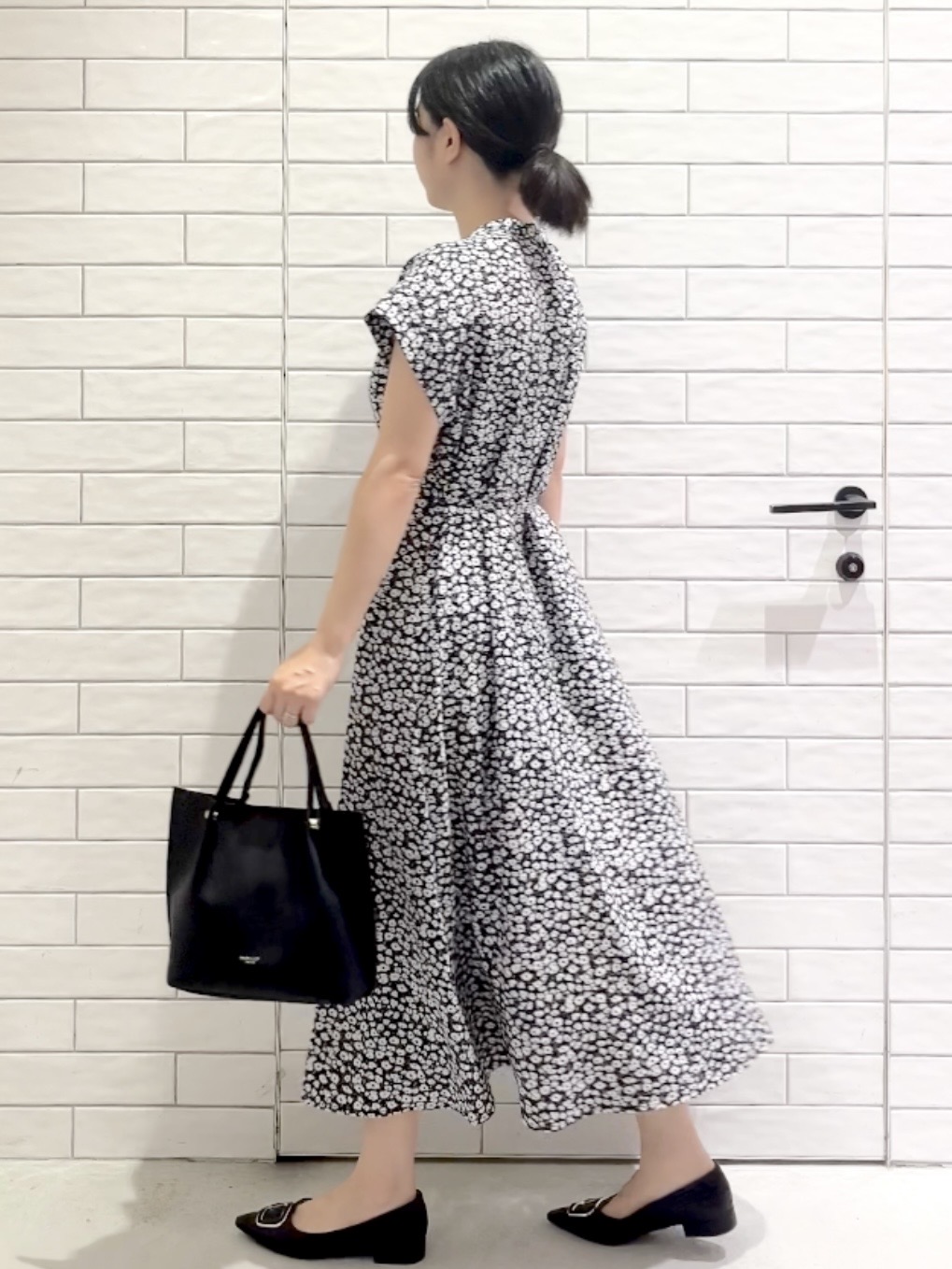 しおりさんの「OPAQUE.CLIP｜小花柄スキッパーワンピース【洗濯機OK】」を使ったコーディネート