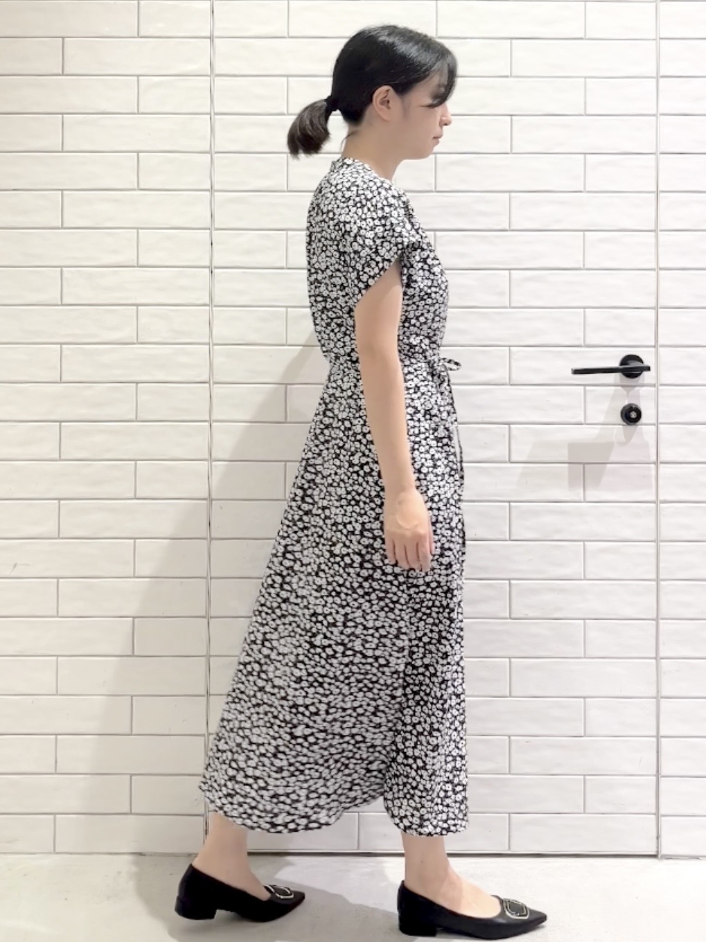 しおりさんの「OPAQUE.CLIP｜小花柄スキッパーワンピース【洗濯機OK】」を使ったコーディネート