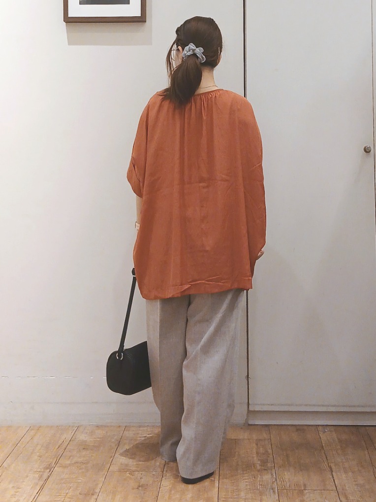 Riranさんの「SHOO･LA･RUE｜【2点セット/洗濯機可/インしないで着られる】大人の抜け感 リボン付きポンチョ風ブラウス＆タンクトッ」を使ったコーディネート