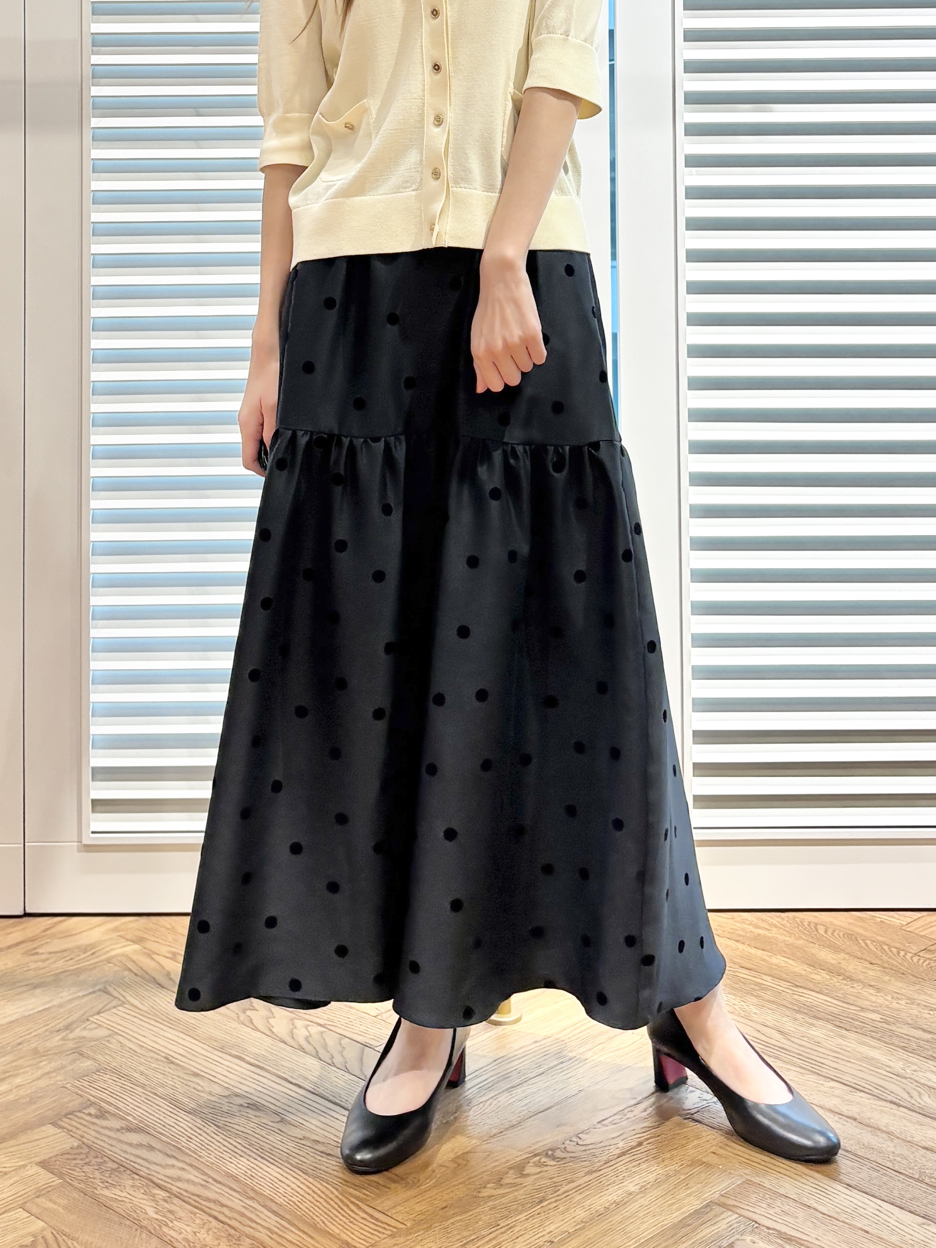 清水夏姫さんの「DRESSTERIOR｜フロッキードットスカート」を使ったコーディネート