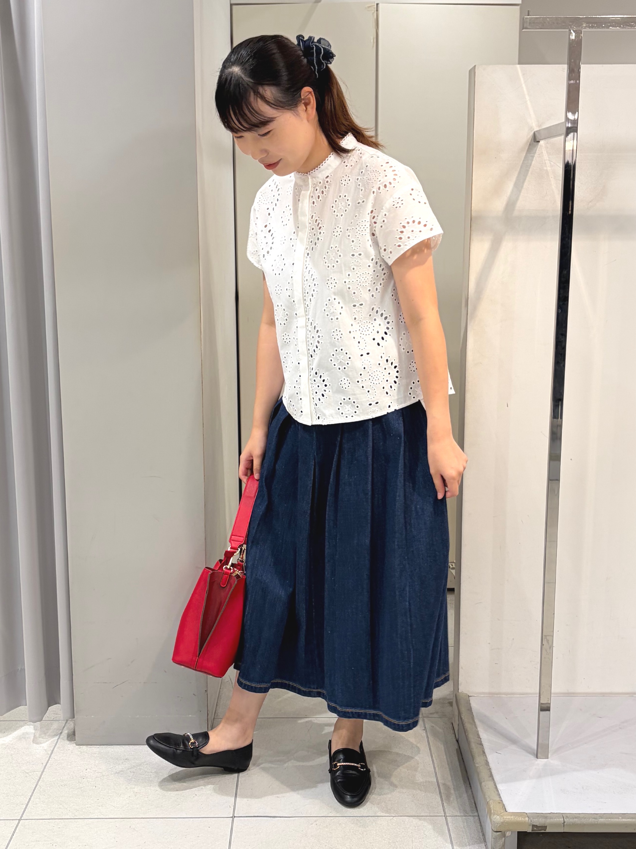 AZUSAさんの「Reflect｜【通勤◎】カットワーク刺繍レース シャツブラウス」を使ったコーディネート