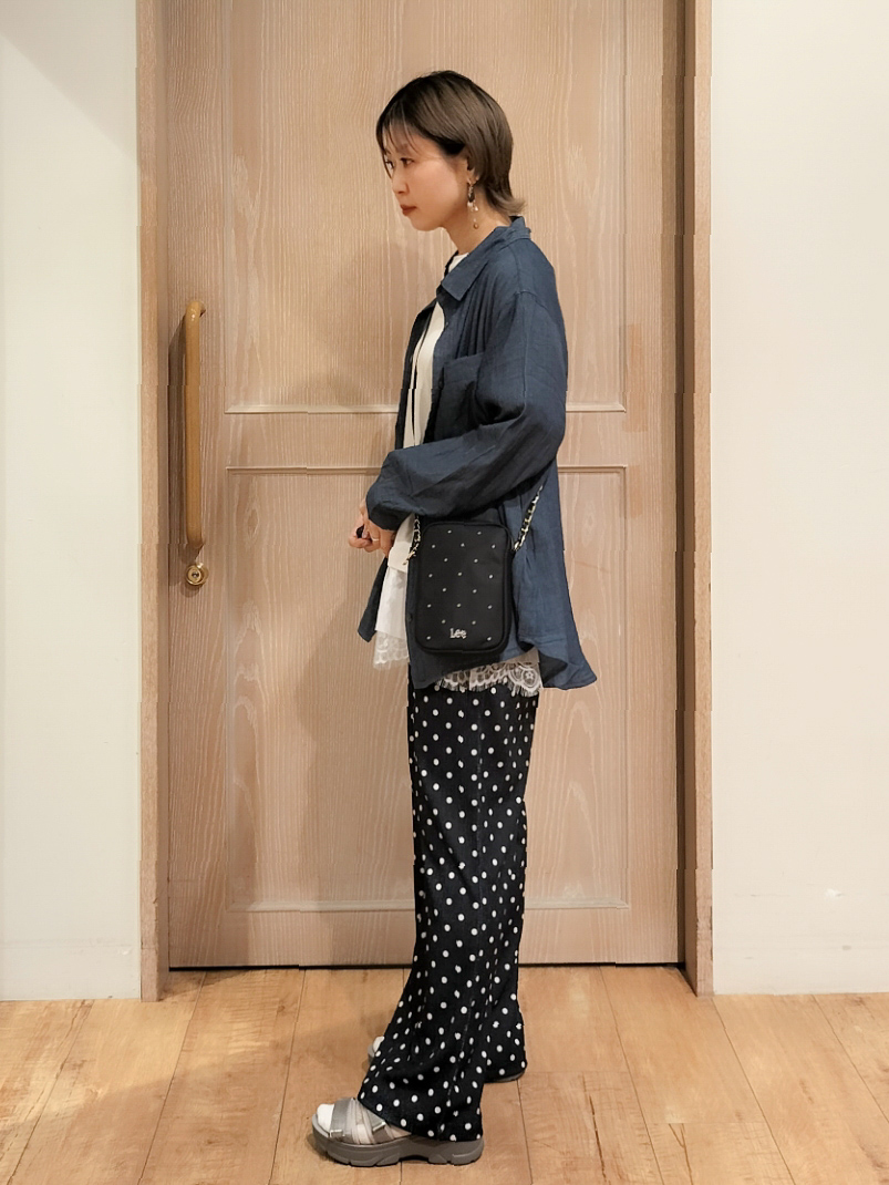 YUKIさんの「SHOO･LA･RUE｜【綿100%/UV/S-LL/体型カバー】ヒップが隠せる 柔らかシアーデニムシャツ」を使ったコーディネート