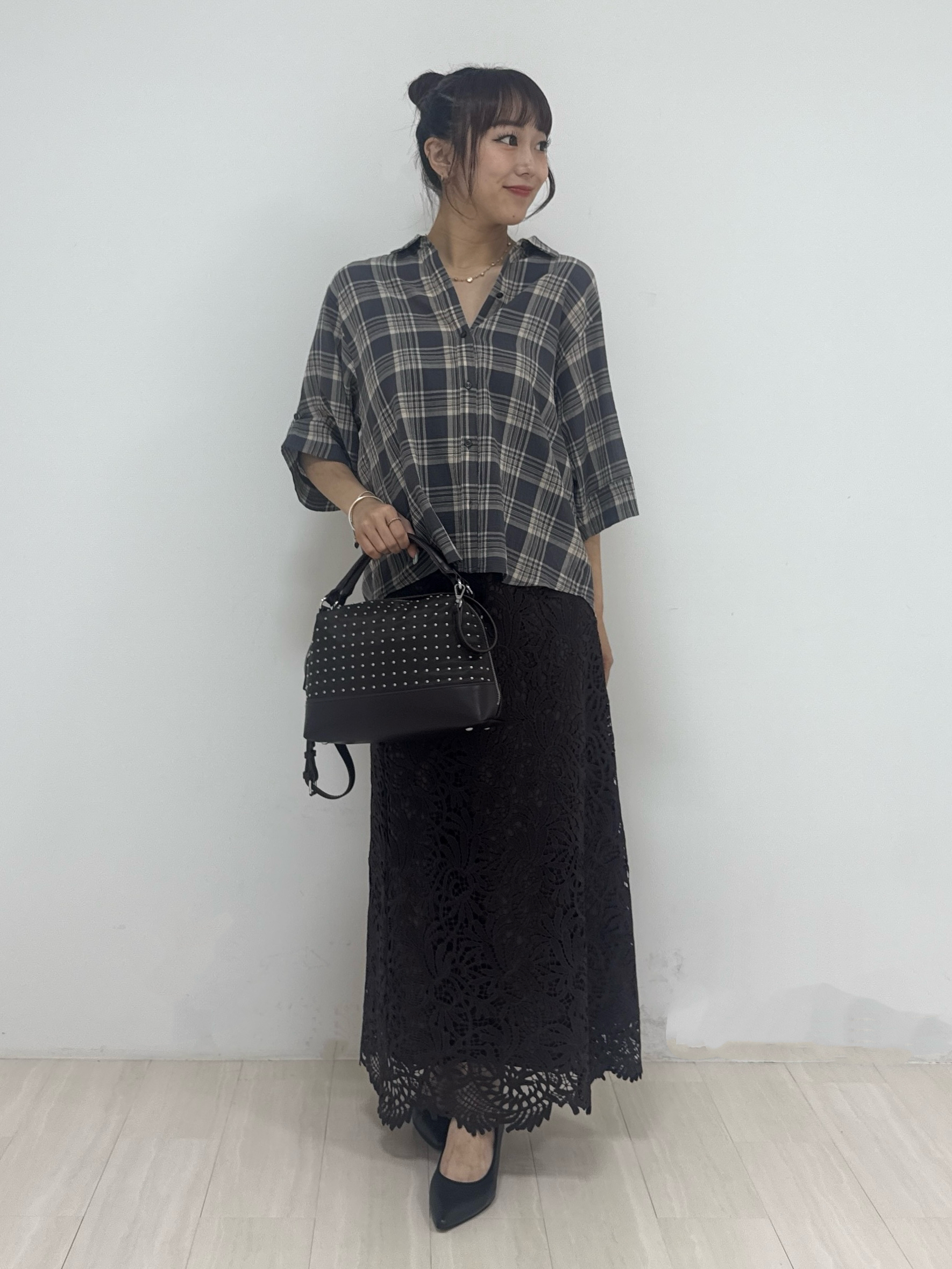 萩原 優里菜さんの「INDIVI｜【コットン100％／透け感／2WAY】袖アレンジ チェックシャツ」を使ったコーディネート