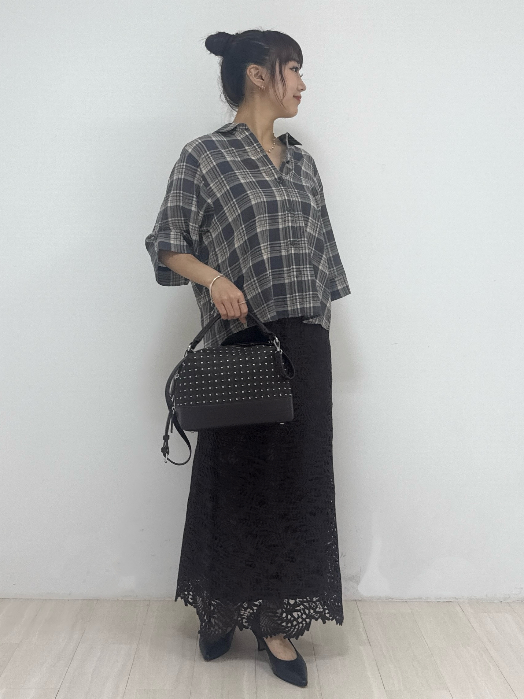 萩原 優里菜さんの「INDIVI｜【コットン100％／透け感／2WAY】袖アレンジ チェックシャツ」を使ったコーディネート