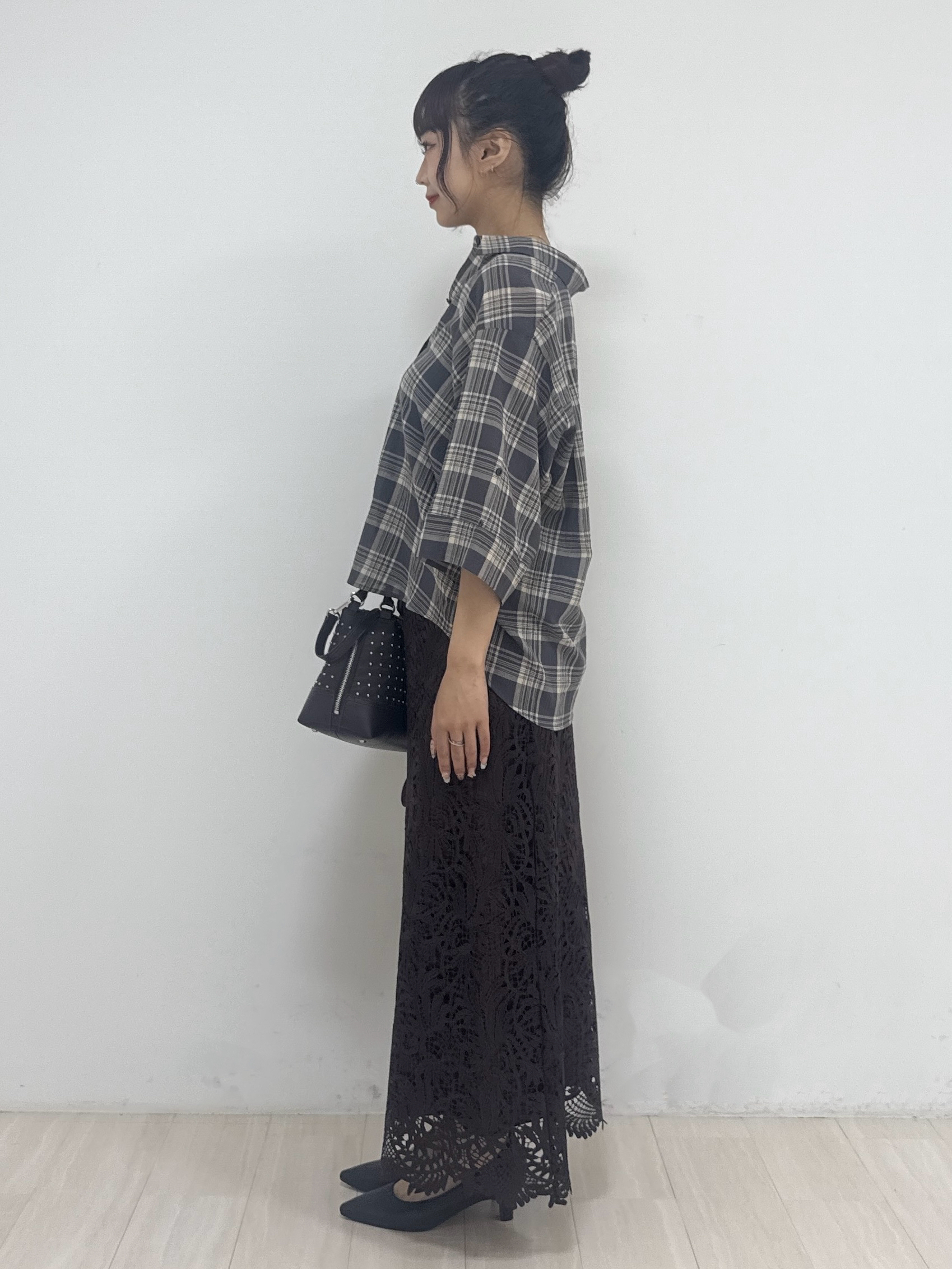 萩原 優里菜さんの「INDIVI｜【コットン100％／透け感／2WAY】袖アレンジ チェックシャツ」を使ったコーディネート