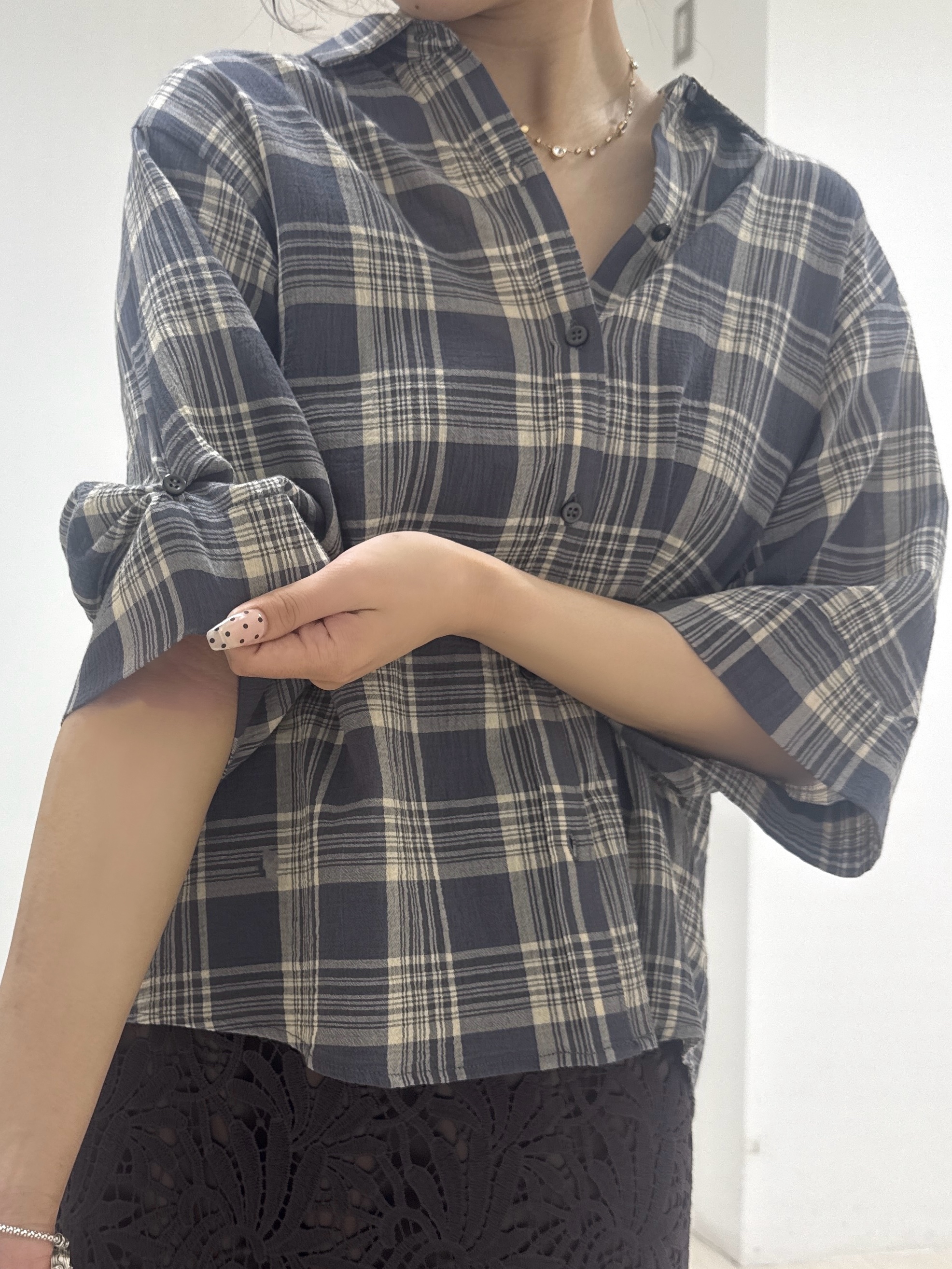 萩原 優里菜さんの「INDIVI｜【コットン100％／透け感／2WAY】袖アレンジ チェックシャツ」を使ったコーディネート