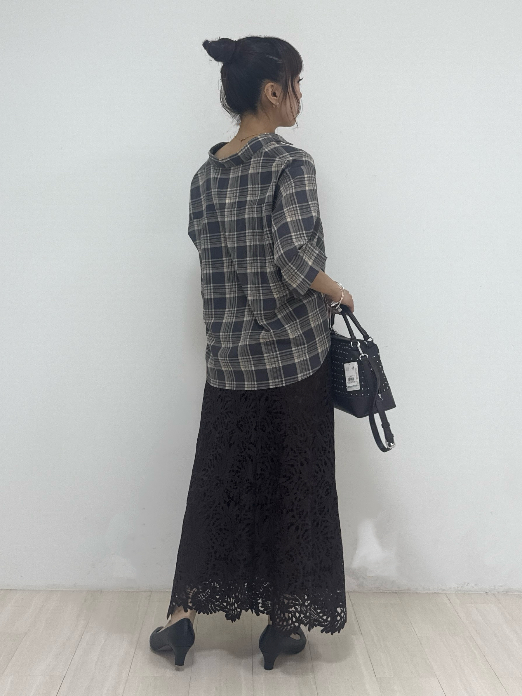 萩原 優里菜さんの「INDIVI｜【コットン100％／透け感／2WAY】袖アレンジ チェックシャツ」を使ったコーディネート
