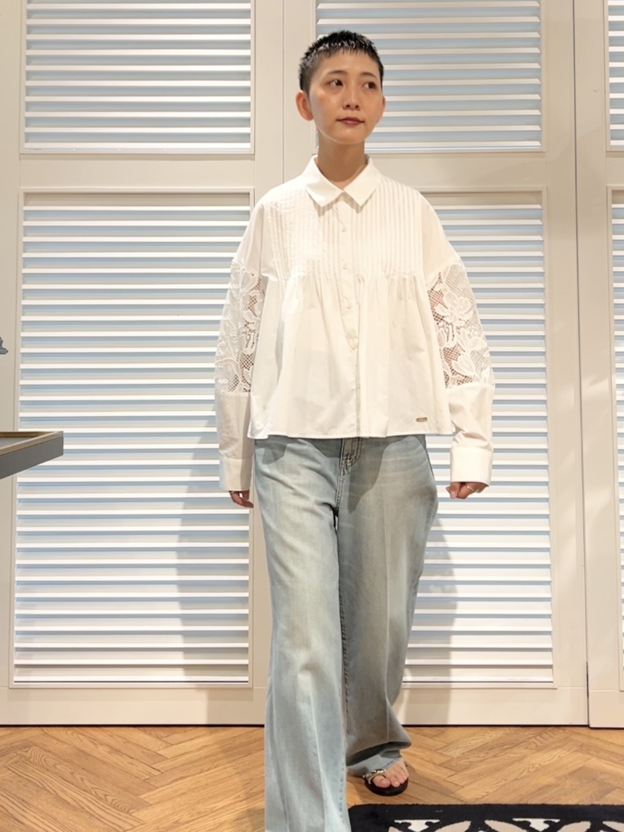 OCHIAIさんの「DRESSTERIOR｜【着映え】レーススリーブ ピンタック クロップドシャツ」を使ったコーディネート