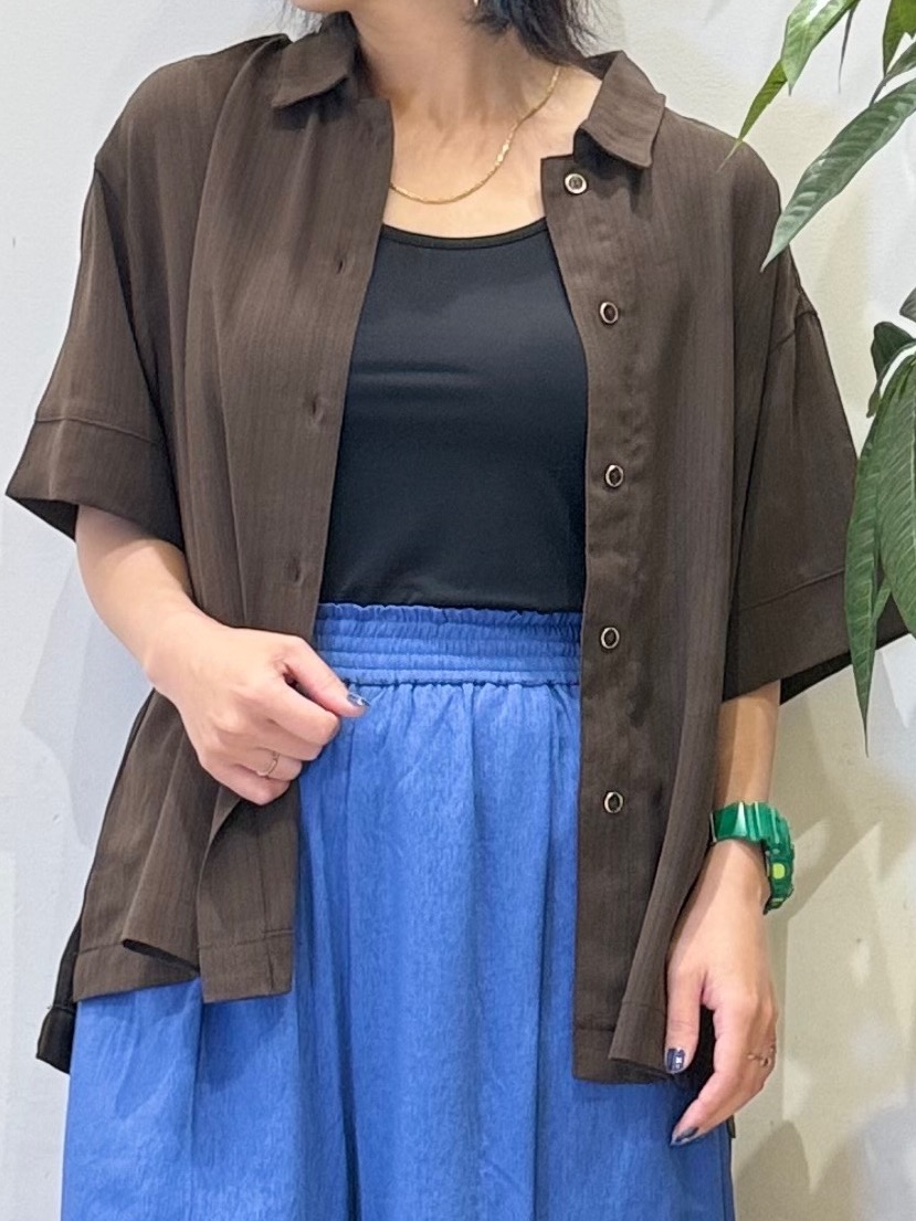 misakiさんの「SHOO･LA･RUE｜【通気性〇/ひんやり/S-LL】洗濯後しわになりにくい とろみストライプシャツ」を使ったコーディネート