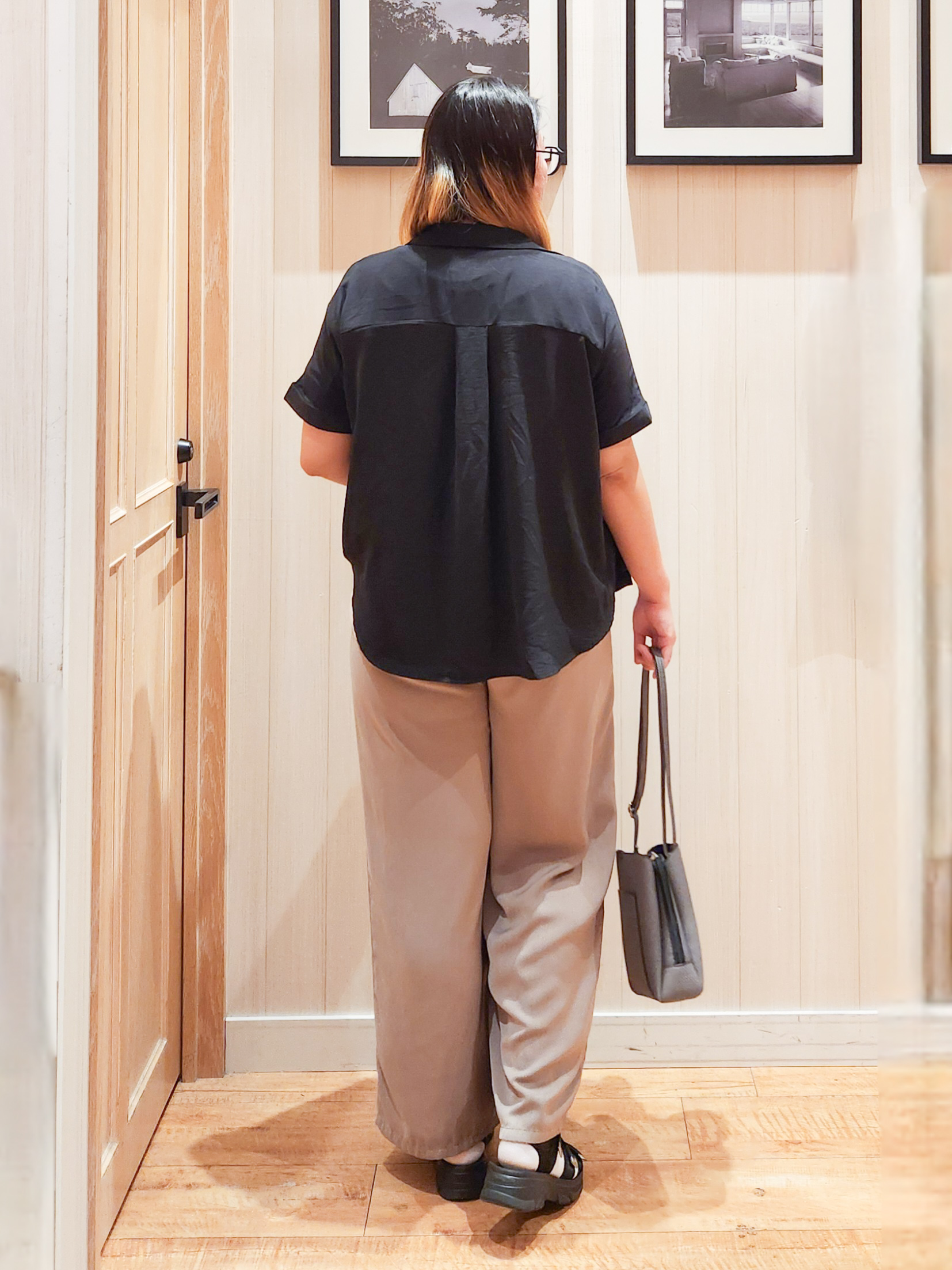 れーやんさんの「SHOO･LA･RUE｜【ひんやり/洗濯後しわになりにくい/体型カバー】二の腕も隠せる　お袖ロールアップ半袖シャツ」を使ったコーディネート