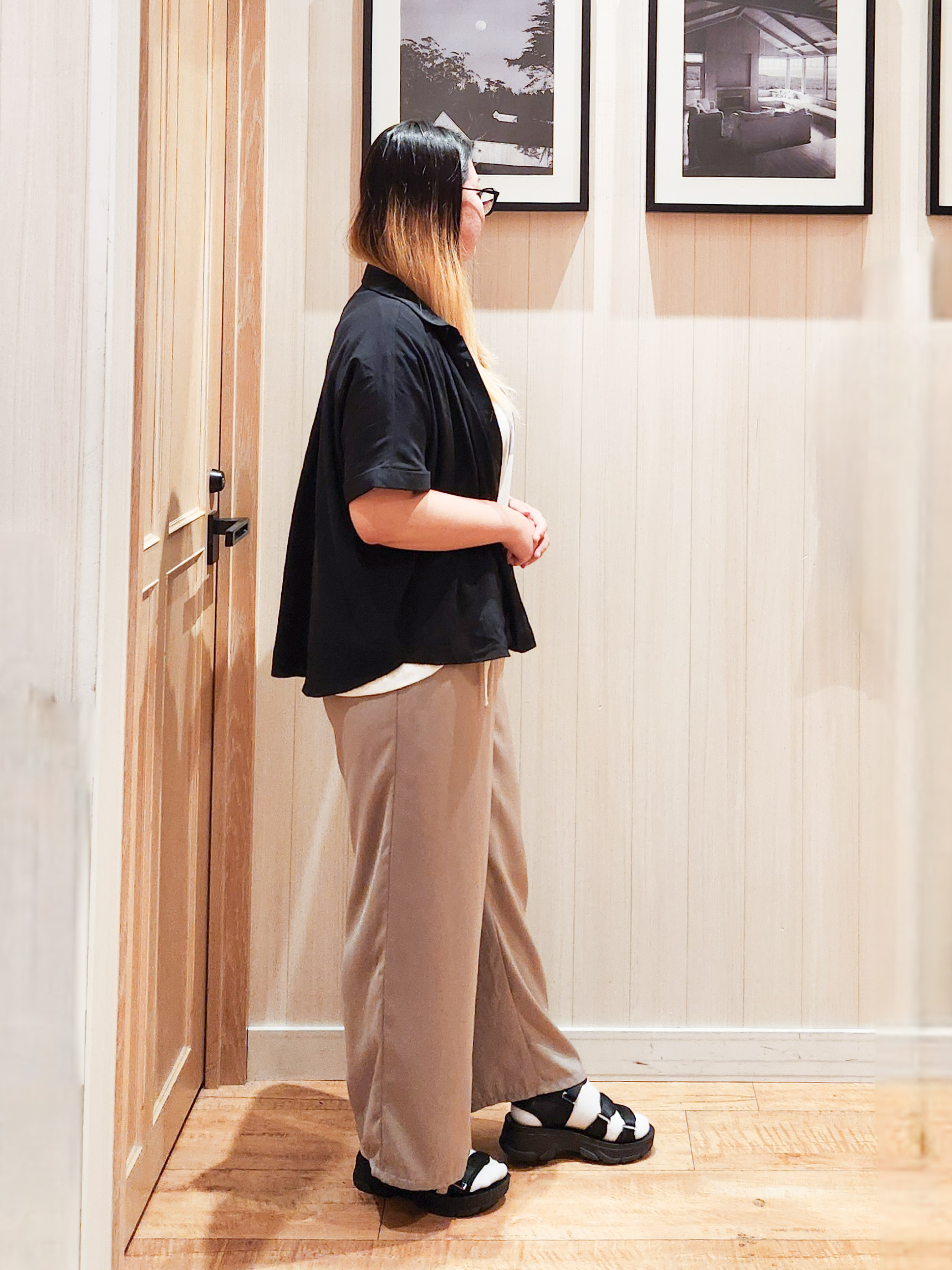 れーやんさんの「SHOO･LA･RUE｜【ひんやり/洗濯後しわになりにくい/体型カバー】二の腕も隠せる　お袖ロールアップ半袖シャツ」を使ったコーディネート