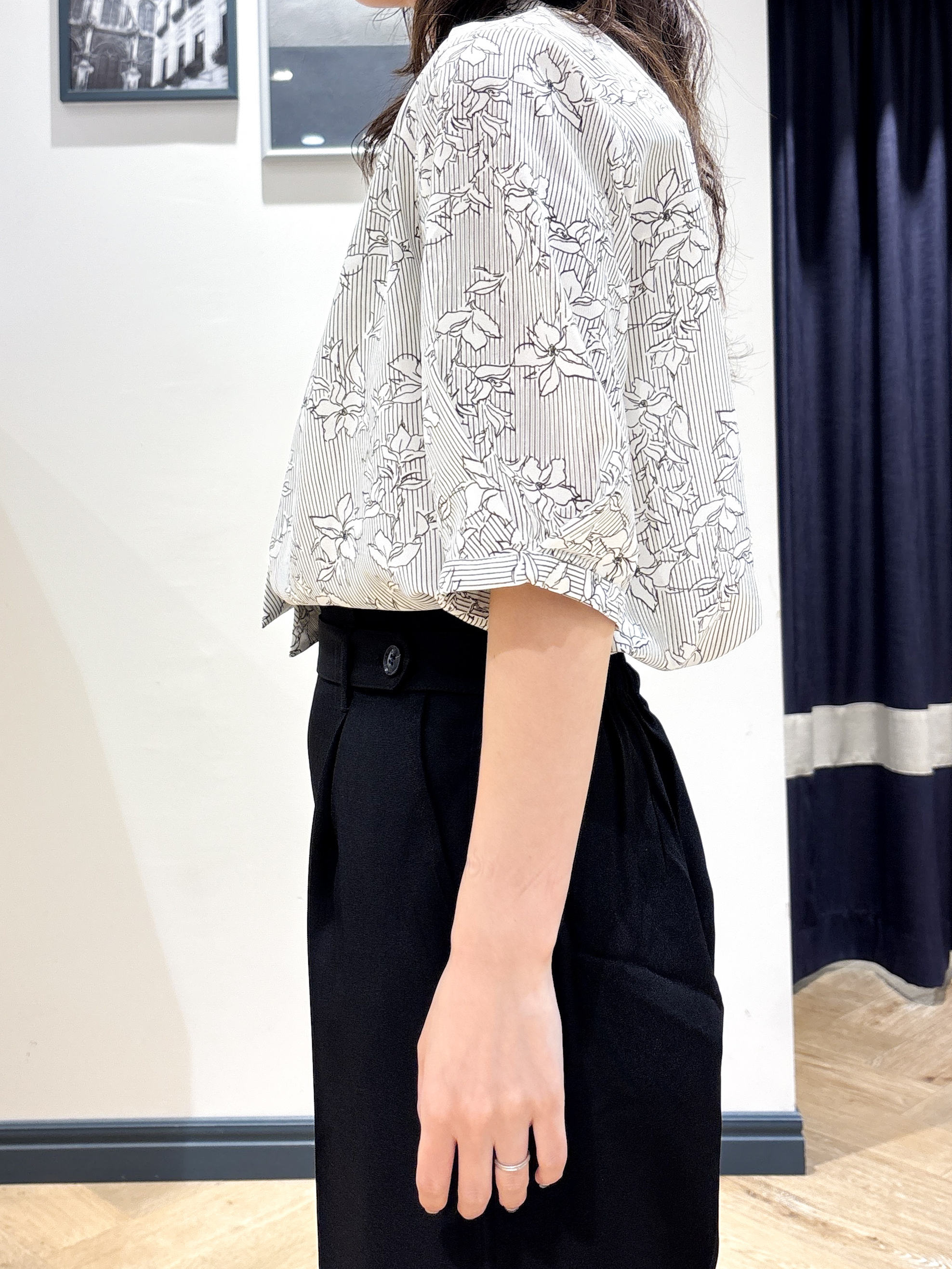 ayakaさんの「grove｜【洗濯機OK/シワになりにくい】1枚で華やぐ配色ボウタイブラウス」を使ったコーディネート