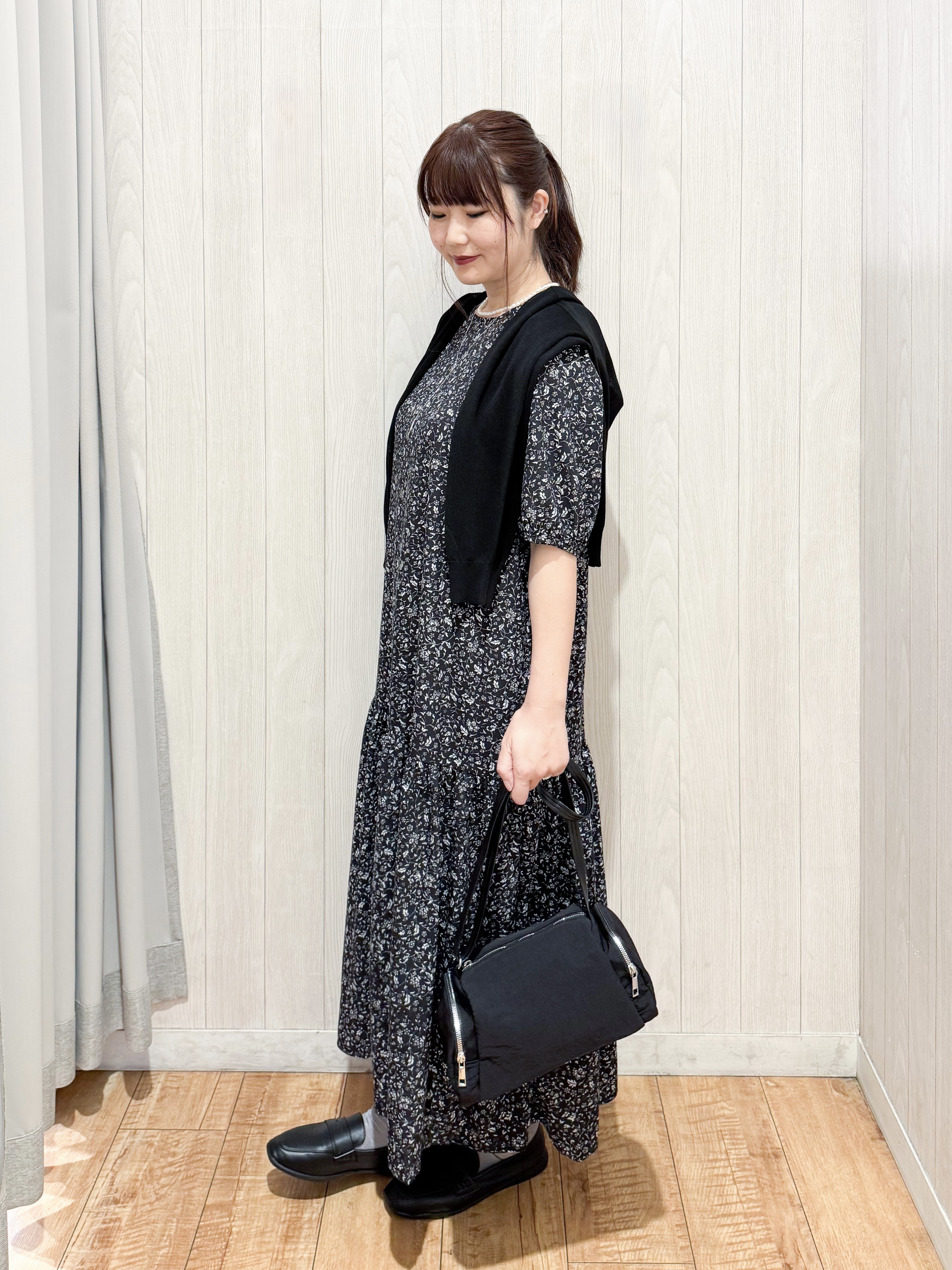 愛さんの「SHOO･LA･RUE｜【洗濯機可/S-LL】配色シフォン襟でサマ見え 上品シアーカーディガン」を使ったコーディネート