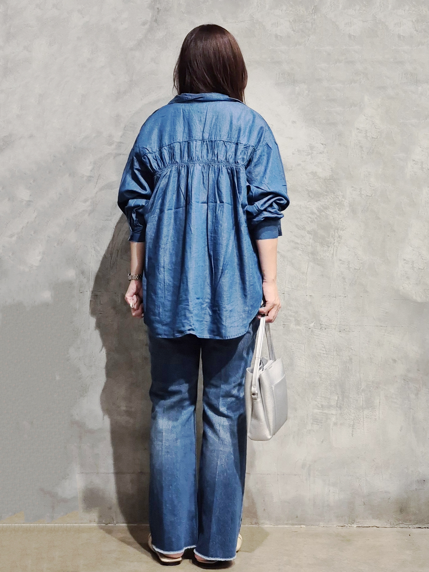 ひさえさんの「THE SHOP TK｜【後ろ姿もサマになる】バックシャーリングシャツ」を使ったコーディネート
