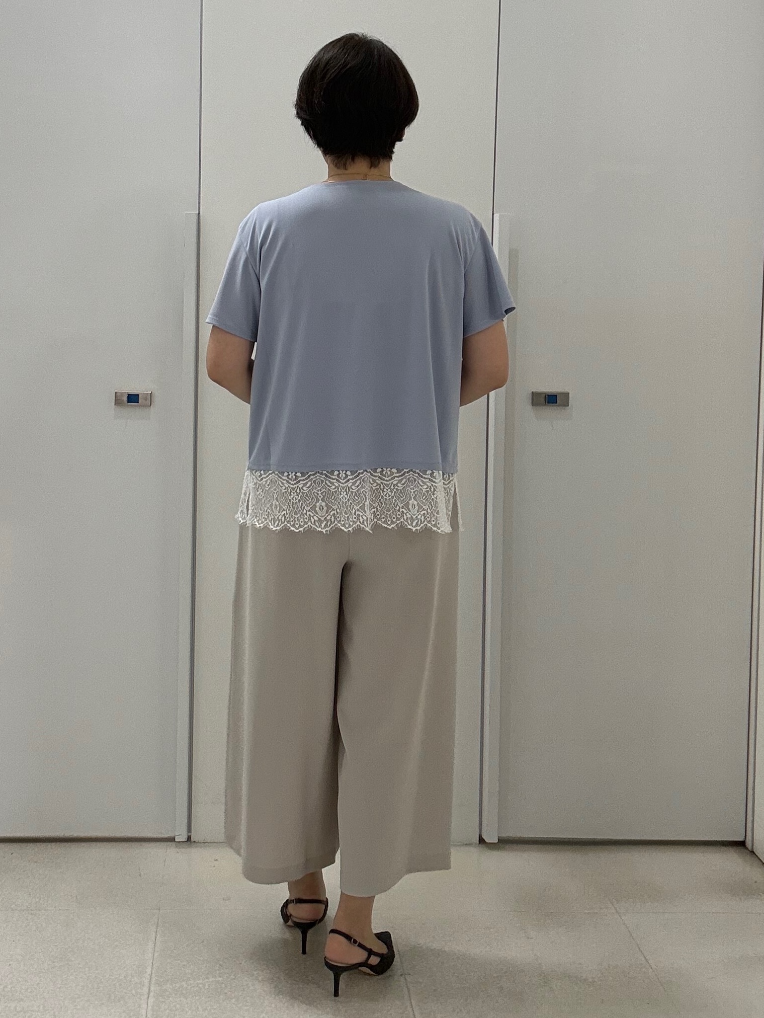 hIさんの「COUP DE CHANCE｜【手洗い可／日本製／接触冷感】裾レースカットソー」を使ったコーディネート