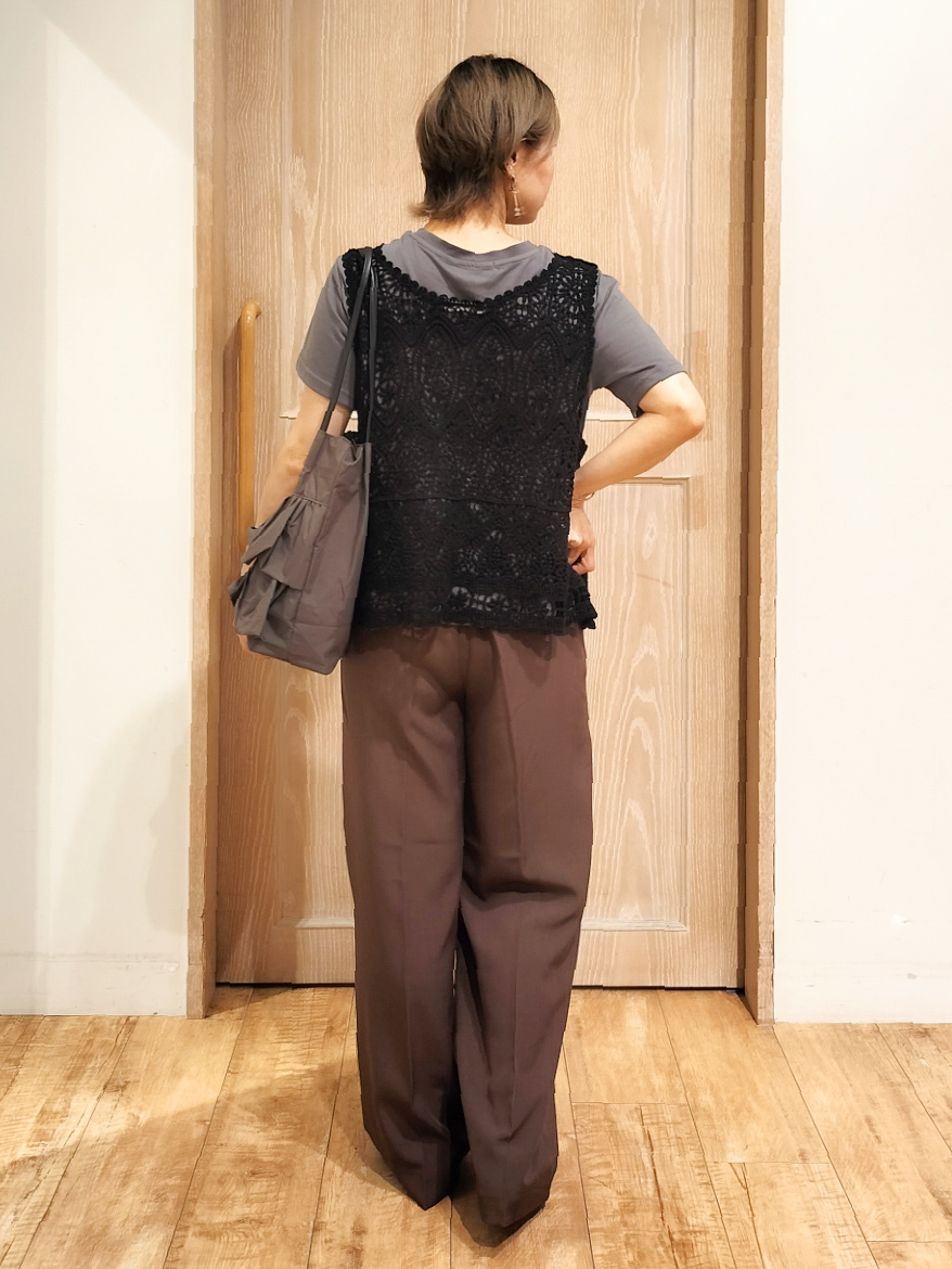 YUKIさんの「SHOO･LA･RUE｜【2点セット/体型カバー】クロシェ編みベスト+ロゴT」を使ったコーディネート