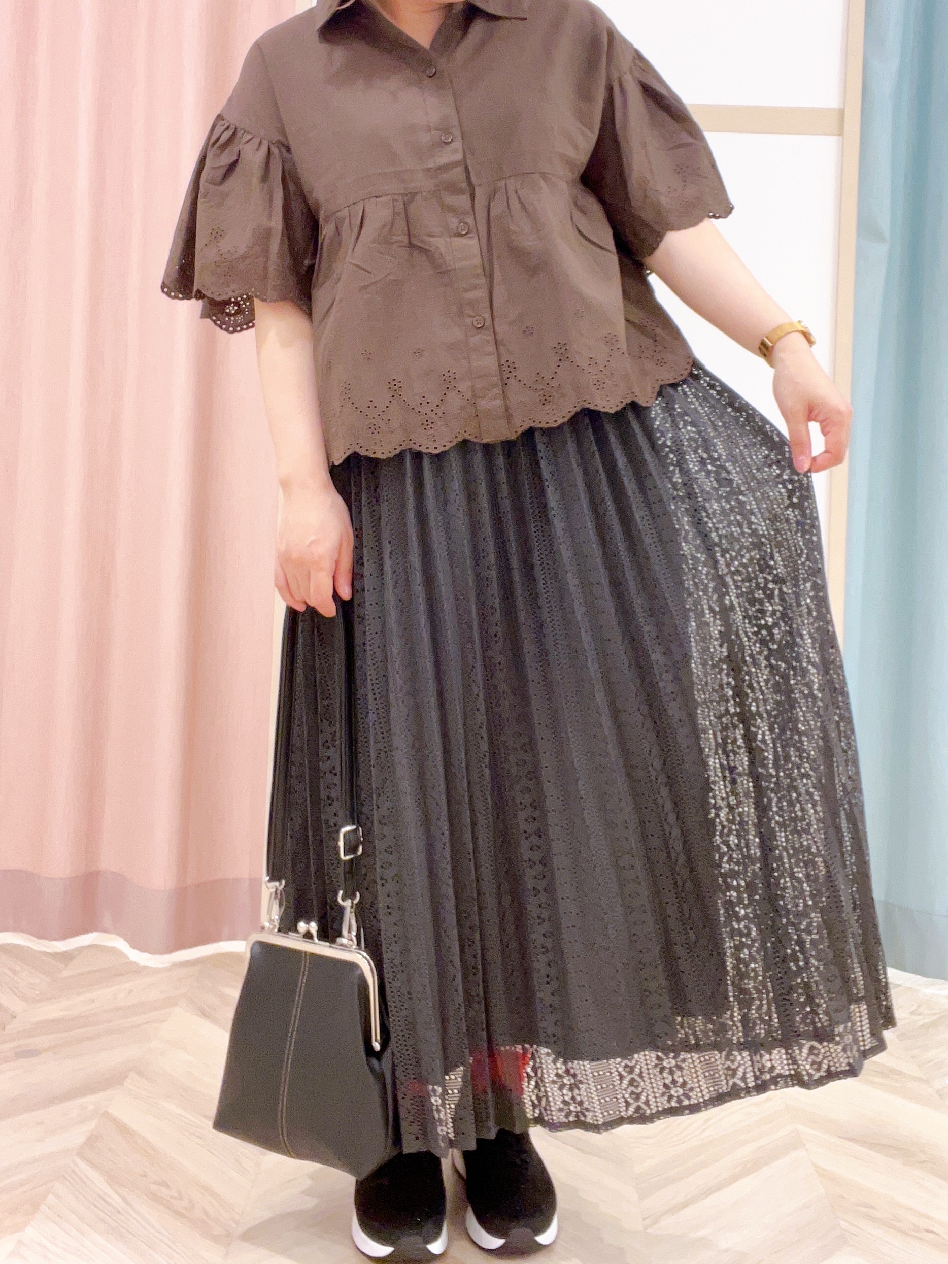 kitaさんの「SHOO･LA･RUE｜【洗濯機可/綿100％】刺繍レースがこなれ見え インせず着られるペプラムブラウス」を使ったコーディネート