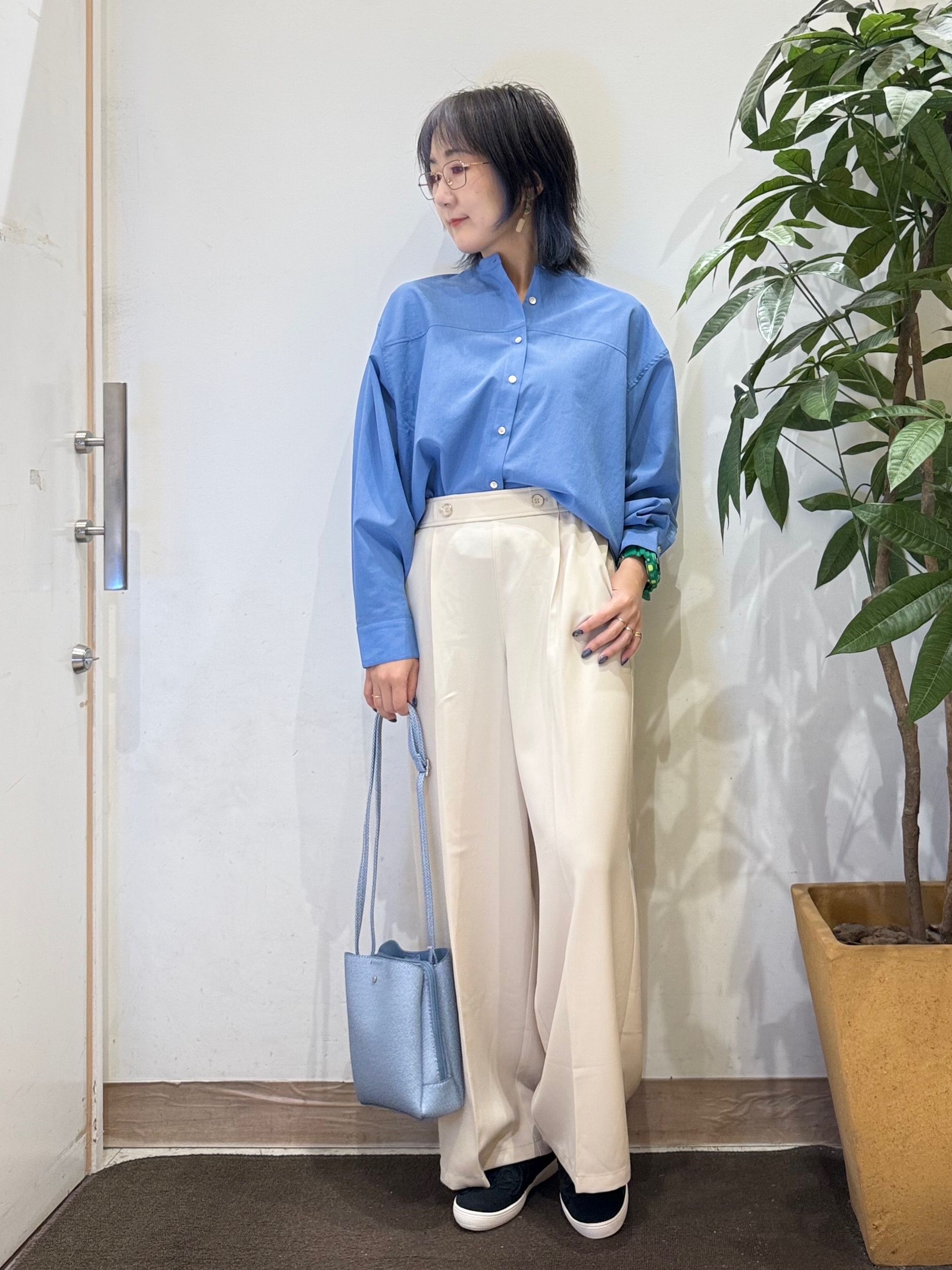 misakiさんの「SHOO･LA･RUE｜【通気性〇/S-LL/洗濯機可】さらりと心地よい。ノーカラーシャツ」を使ったコーディネート