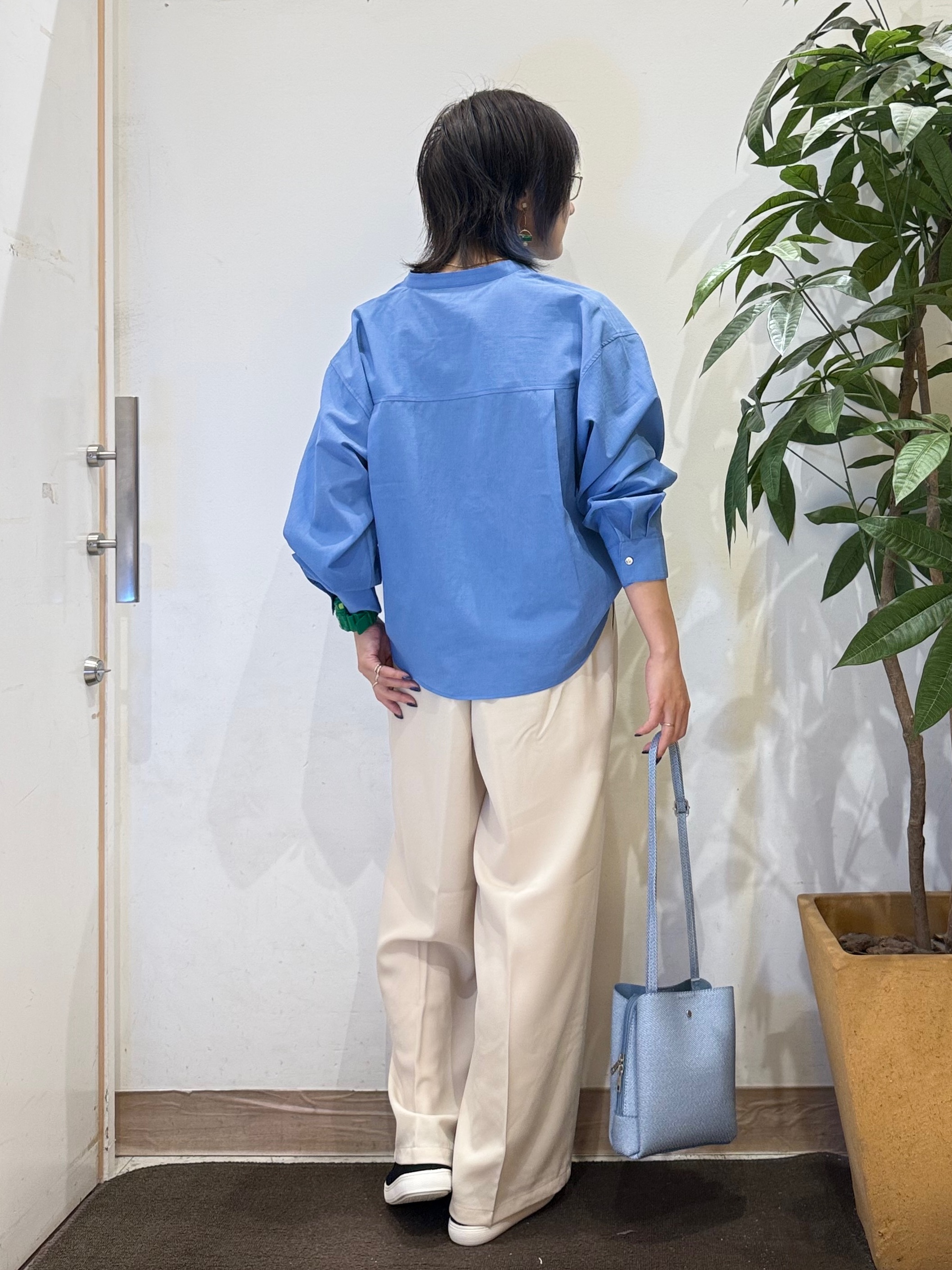 misakiさんの「SHOO･LA･RUE｜【通気性〇/S-LL/洗濯機可】さらりと心地よい。ノーカラーシャツ」を使ったコーディネート